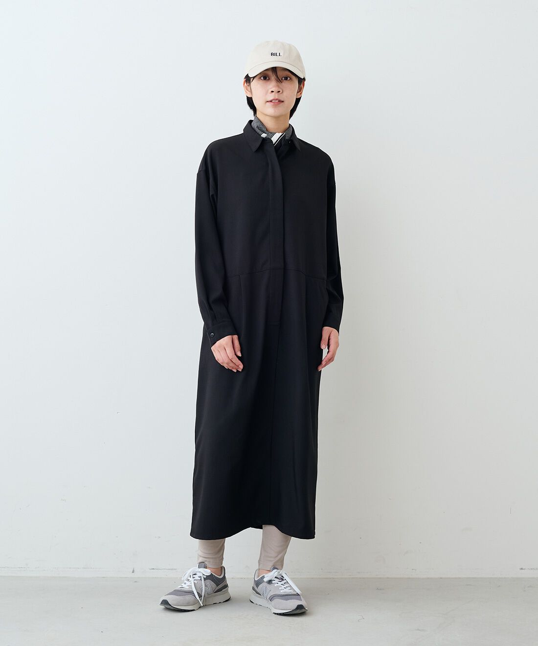 THREE FIFTY STANDARD|ボックスシルエットの比翼仕立て シャツワンピース〈ブラック〉とシルク混レギンス TFSのコーディネート|モデル身長:163cm 着用サイズ:M THREE FIFTY STANDARD|ボックスシルエットの比翼仕立て シャツワンピース〈ブラック〉とシルク混レギンス TFSのコーディネート|モデル身長:163cm 着用サイズ:M