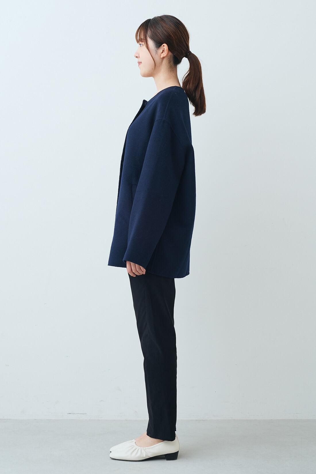 THREE FIFTY STANDARD|THREE FIFTY STANDARD リバー仕立てのウール混ノーカラーコート〈ネイビー〉|モデル身長：167cm　着用サイズ：M