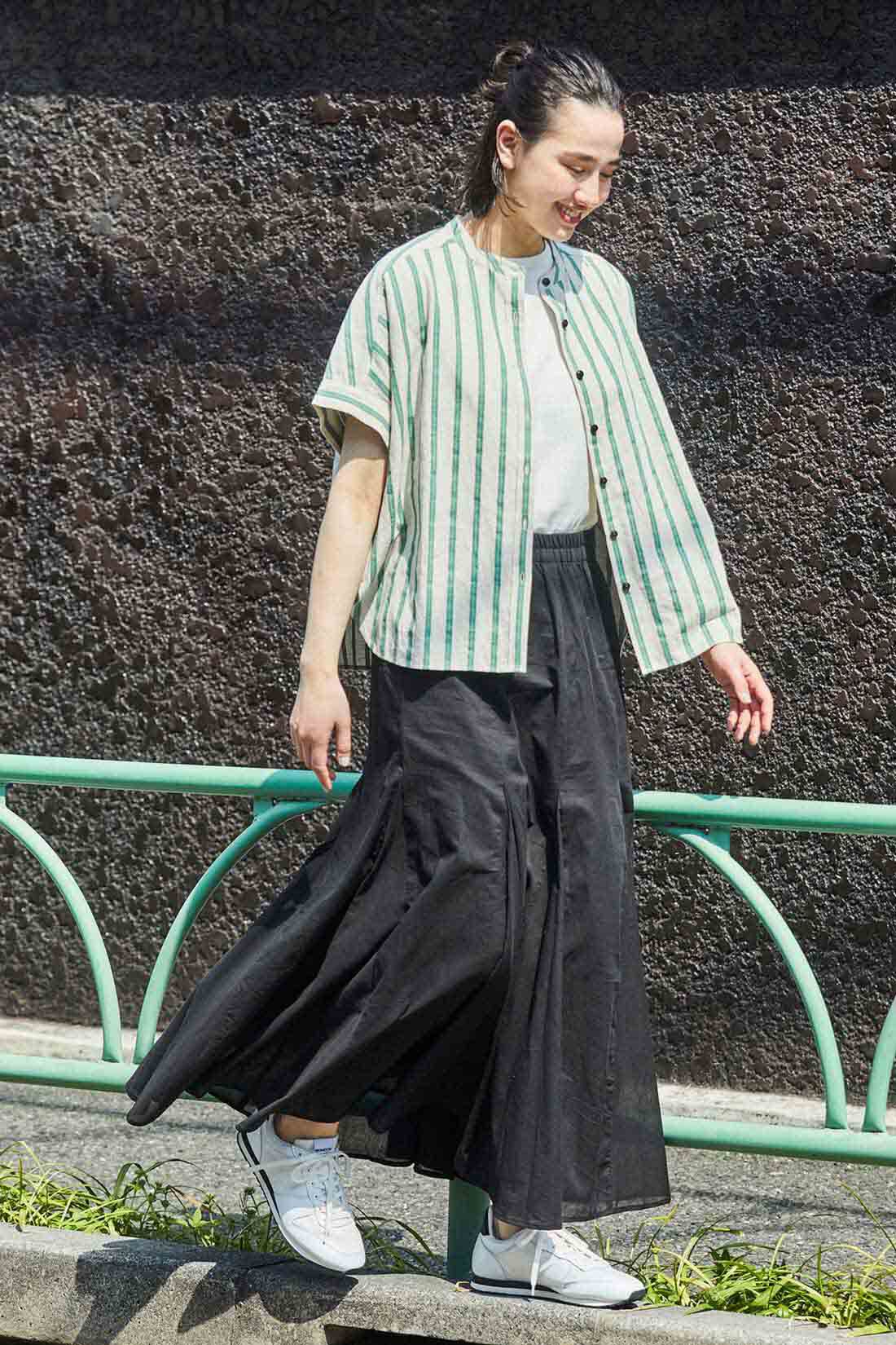 THREE FIFTY STANDARD|THREE FIFTY STANDARD すっきりシルエットのフレアースカート〈ブラック〉