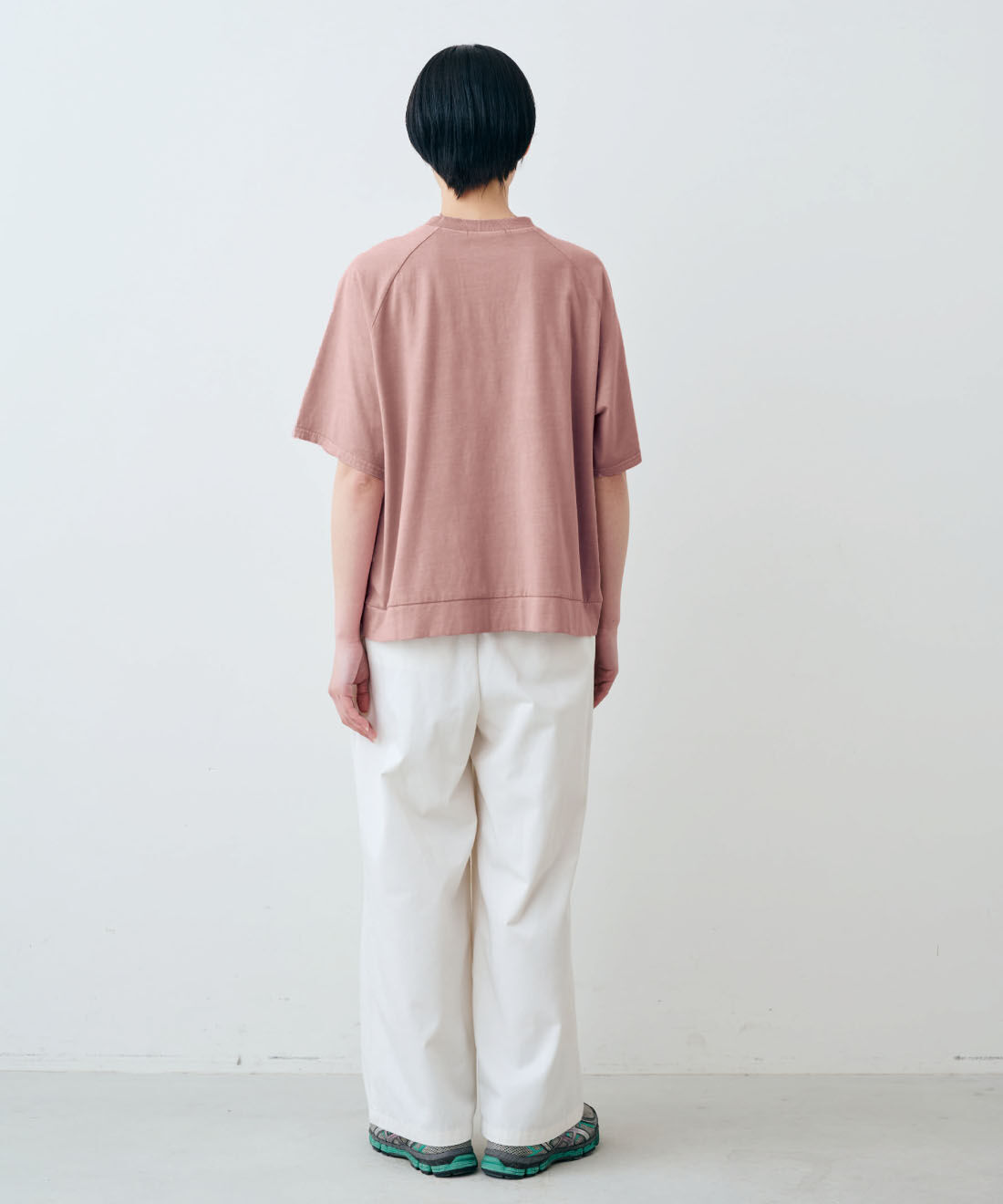THREE FIFTY STANDARD|THREE FIFTY STANDARD　ピグメント加工のロゴプリントＴシャツの会|モデル身長：163cm　着用サイズ：M