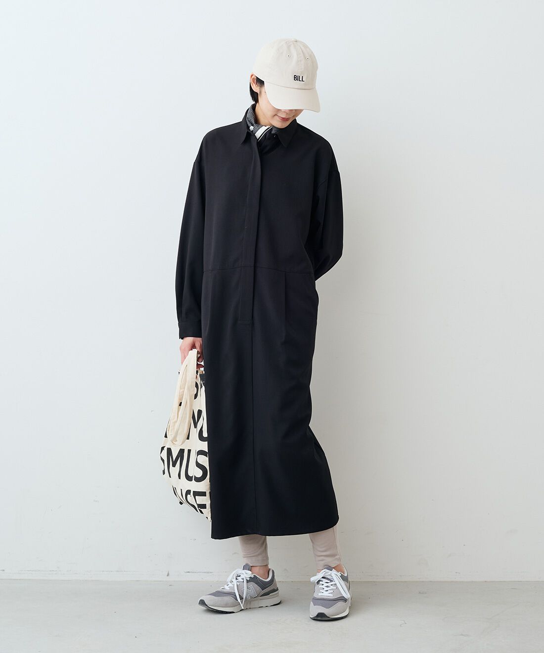 THREE FIFTY STANDARD|ボックスシルエットの比翼仕立て シャツワンピース〈ブラック〉とシルク混レギンス TFSのコーディネート|モデル身長:163cm 着用サイズ:M THREE FIFTY STANDARD|ボックスシルエットの比翼仕立て シャツワンピース〈ブラック〉とシルク混レギンス TFSのコーディネート|モデル身長:163cm 着用サイズ:M