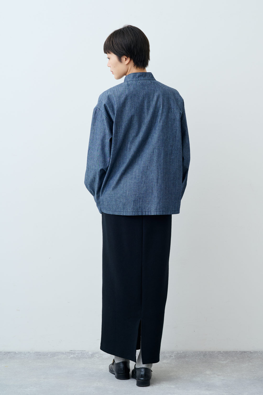 THREE FIFTY STANDARD|リボンデザインのデニムプルオーバーとフライス編みのストレッチラグランスリーブTシャツの会とダンボールニットのセットアップ〈ブラック〉のコーディネート|モデル身長:163cm 着用サイズ:M THREE FIFTY STANDARD|リボンデザインのデニムプルオーバーとフライス編みのストレッチラグランスリーブTシャツの会とダンボールニットのセットアップ〈ブラック〉のコーディネート|モデル身長:163cm 着用サイズ:M