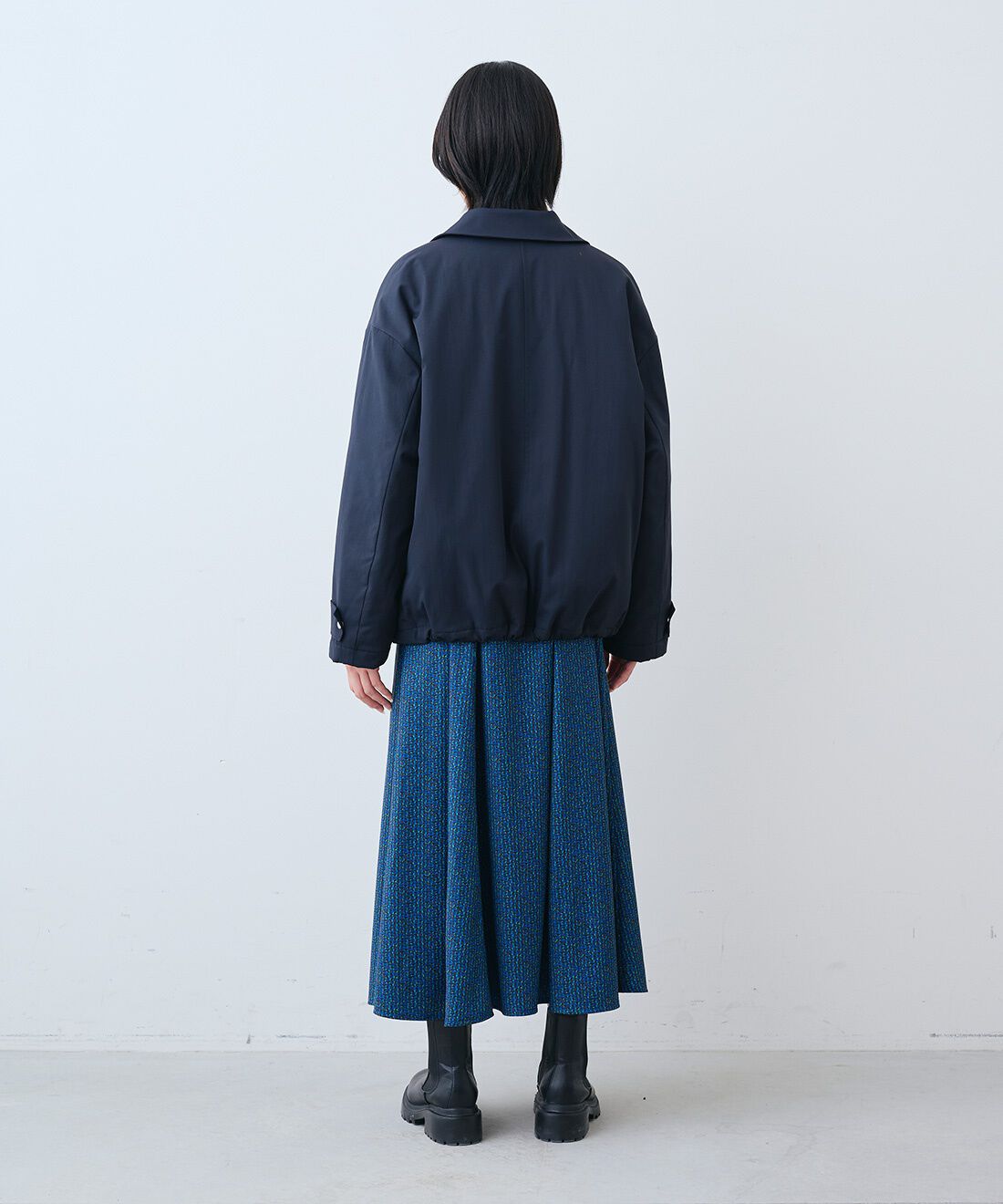 THREE FIFTY STANDARD|裏サーモライトキルトのブルゾン〈ネイビー〉とレザーのワイド ボストンバッグ〈ブラック〉のコーディネート