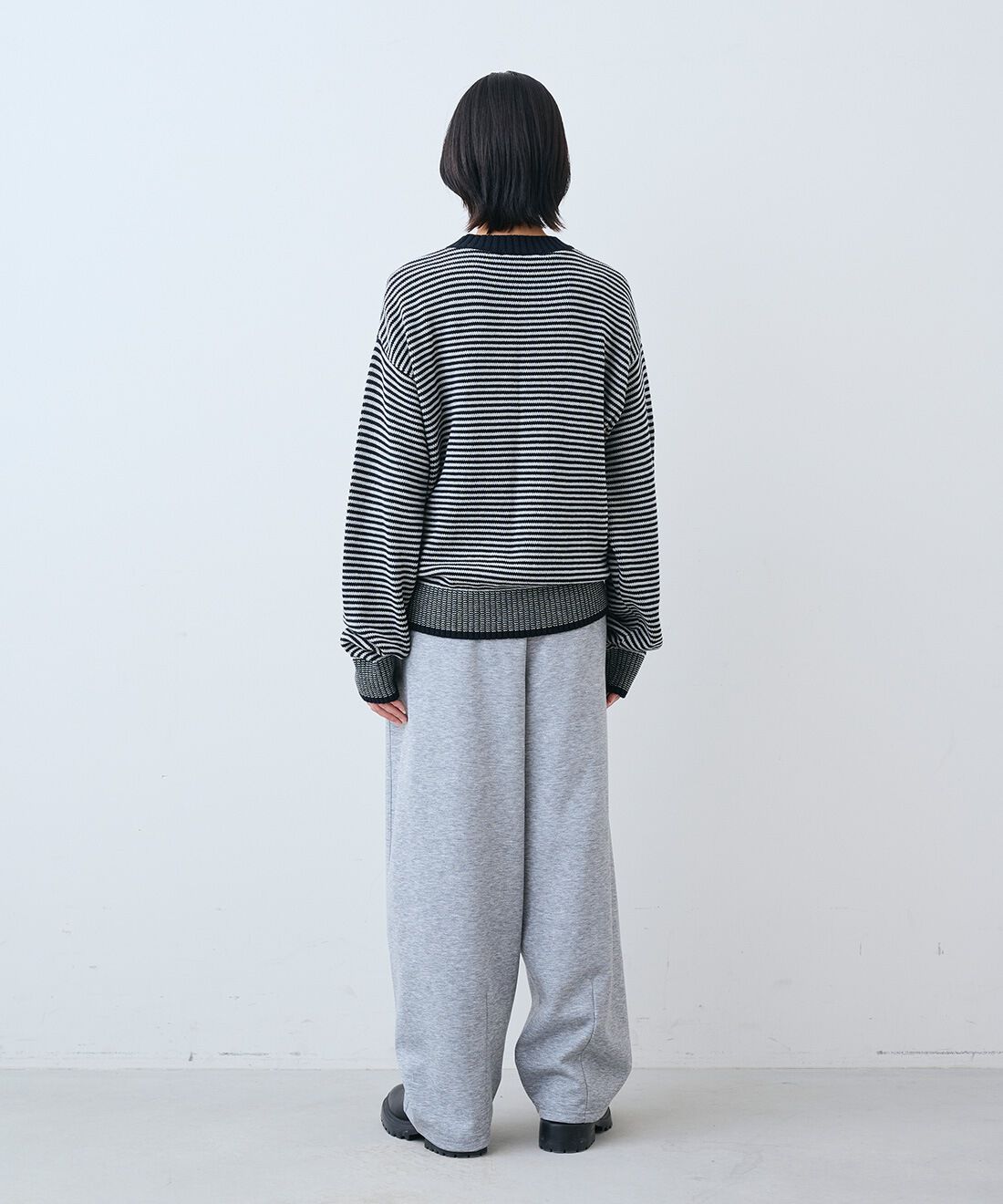 THREE FIFTY STANDARD|日本製ミジン ボーダー ニット〈ブラック×グレー〉と裏起毛のあったかカットソー カーブパンツのコーディネート