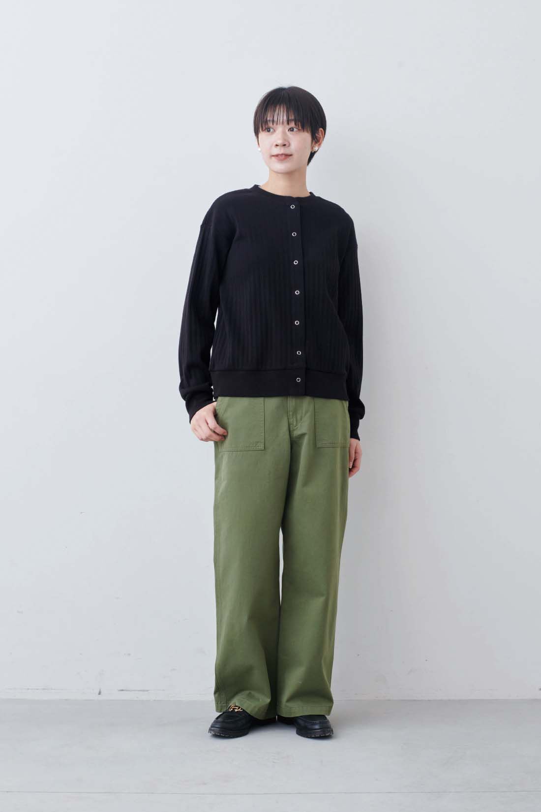 THREE FIFTY STANDARD|針抜きテレコのカットソーアンサンブル〈ブラック〉とベーシックなベイカーパンツ〈カーキグリーン〉のコーディネート