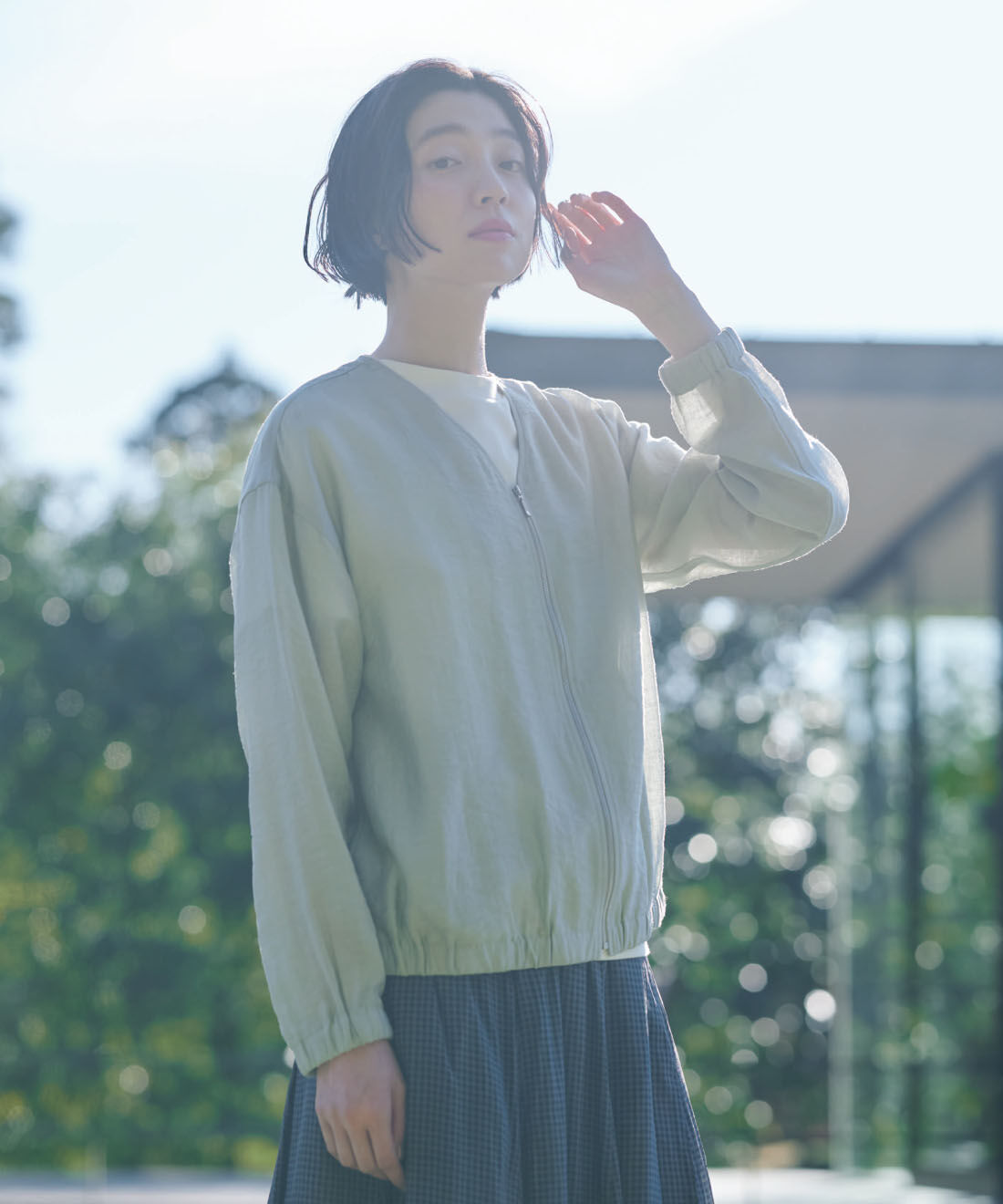 THREE FIFTY STANDARD［スリーフィフティースタンダード］|THREE FIFTY STANDARD　シアーなノーカラーのジップアップブルゾン〈グレイッシュグリーン〉
