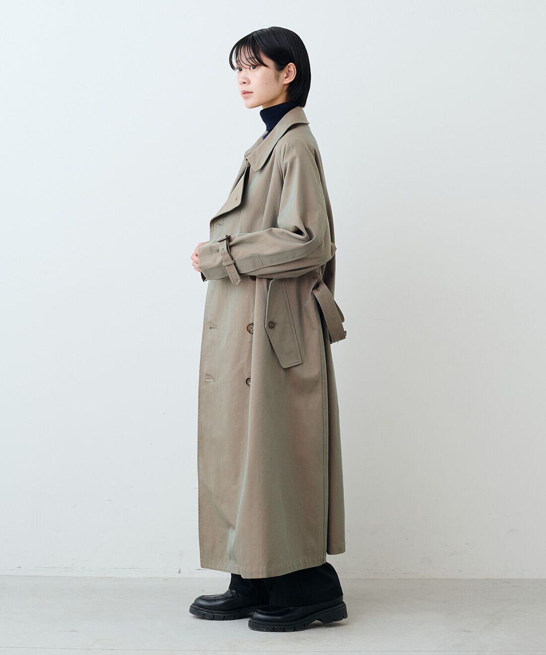 THREE FIFTY STANDARD|小谷 実由さんと作った玉虫トレンチコートTFSとコットン100%リブタートル TFSとタックテーパードパンツBK TFSとレザーのワイドボストンバッグBK TFSのコーディネート|モデル身長:163cm 着用サイズ:M THREE FIFTY STANDARD|小谷 実由さんと作った玉虫トレンチコートTFSとコットン100%リブタートル TFSとタックテーパードパンツBK TFSとレザーのワイドボストンバッグBK TFSのコーディネート|モデル身長:163cm 着用サイズ:M