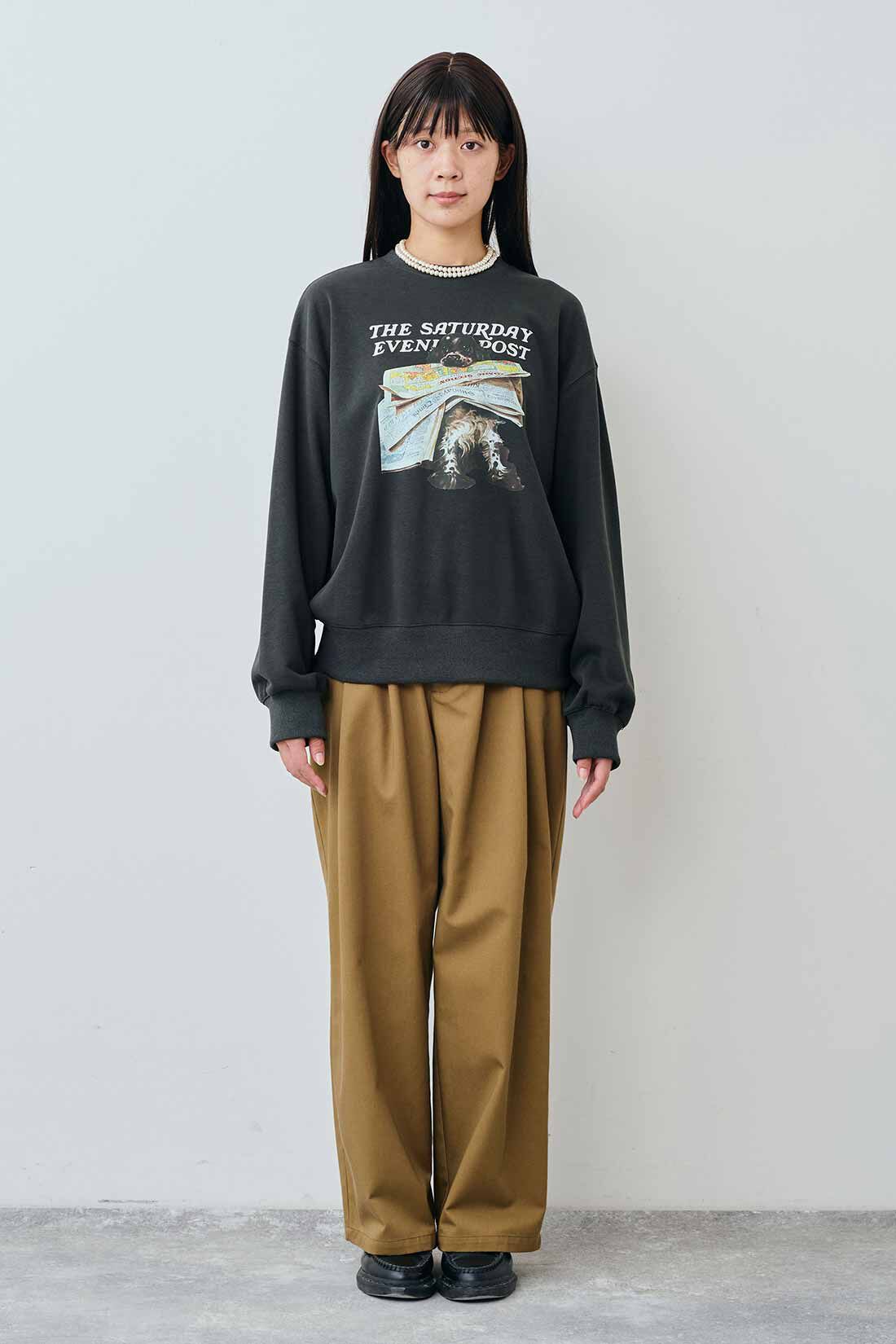 THREE FIFTY STANDARD|Saturday Evening Post プリントトレーナー〈チャコールグレー〉とカジュアルすぎないチノパンツ〈キャメル〉のコーディネート THREE FIFTY STANDARD|Saturday Evening Post プリントトレーナー〈チャコールグレー〉とカジュアルすぎないチノパンツ〈キャメル〉のコーディネート