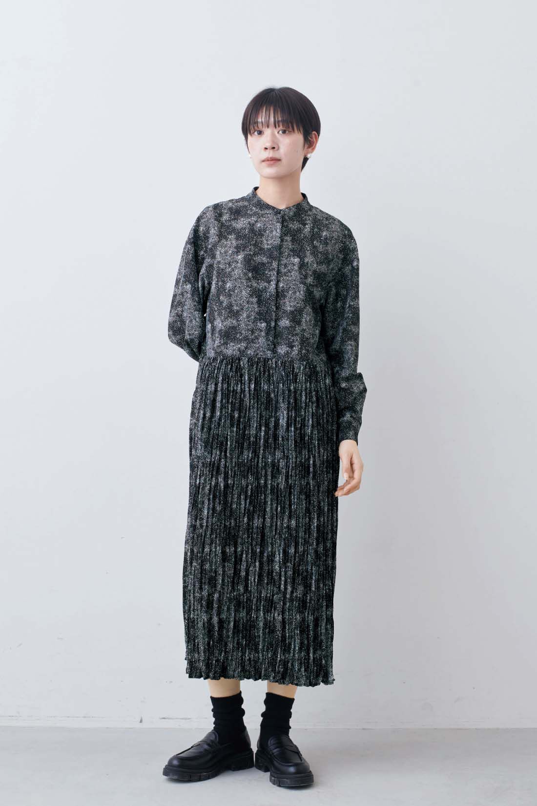 THREE FIFTY STANDARD|THREE FIFTY STANDARD　レオパード風ドット柄のプリーツ切り替えワンピース〈ブラック〉|モデル身長：163cm　着用サイズ：M