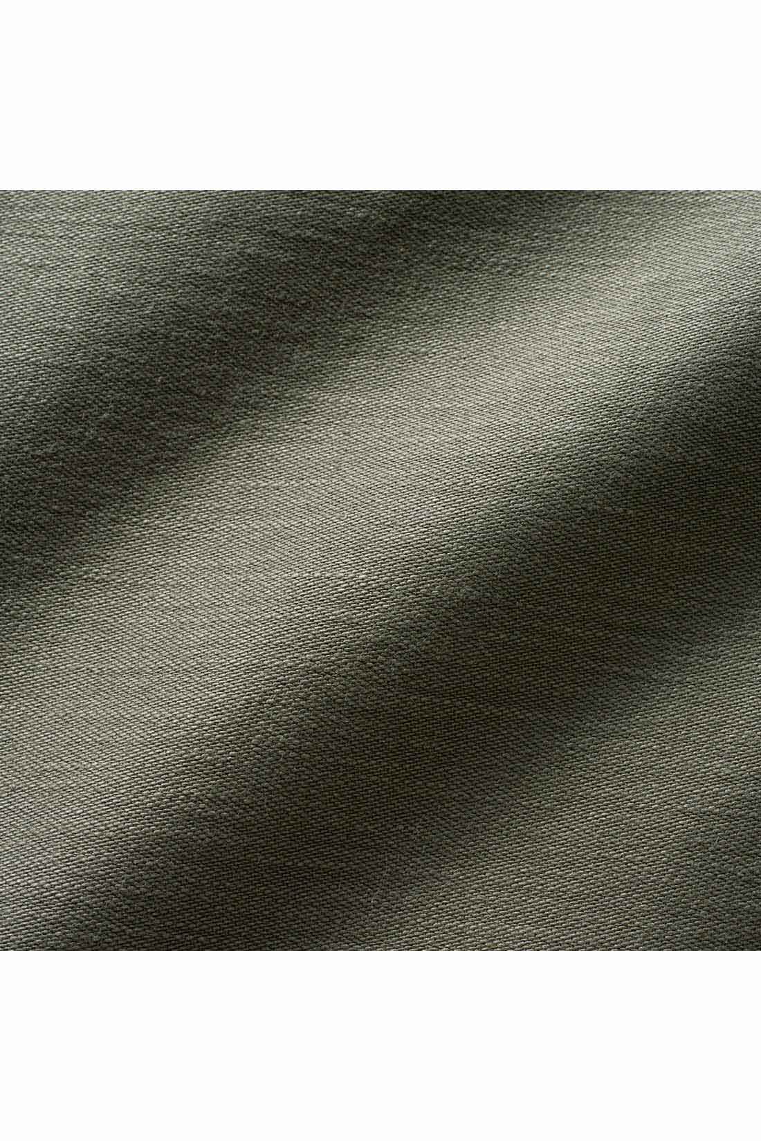 THREE FIFTY STANDARD|THREE FIFTY STANDARD バックサテンのミリタリースカート〈ミリタリーグレー〉|粗野な質感のバックサテン生地を使用。ムラ感のあるこなれた風合い。