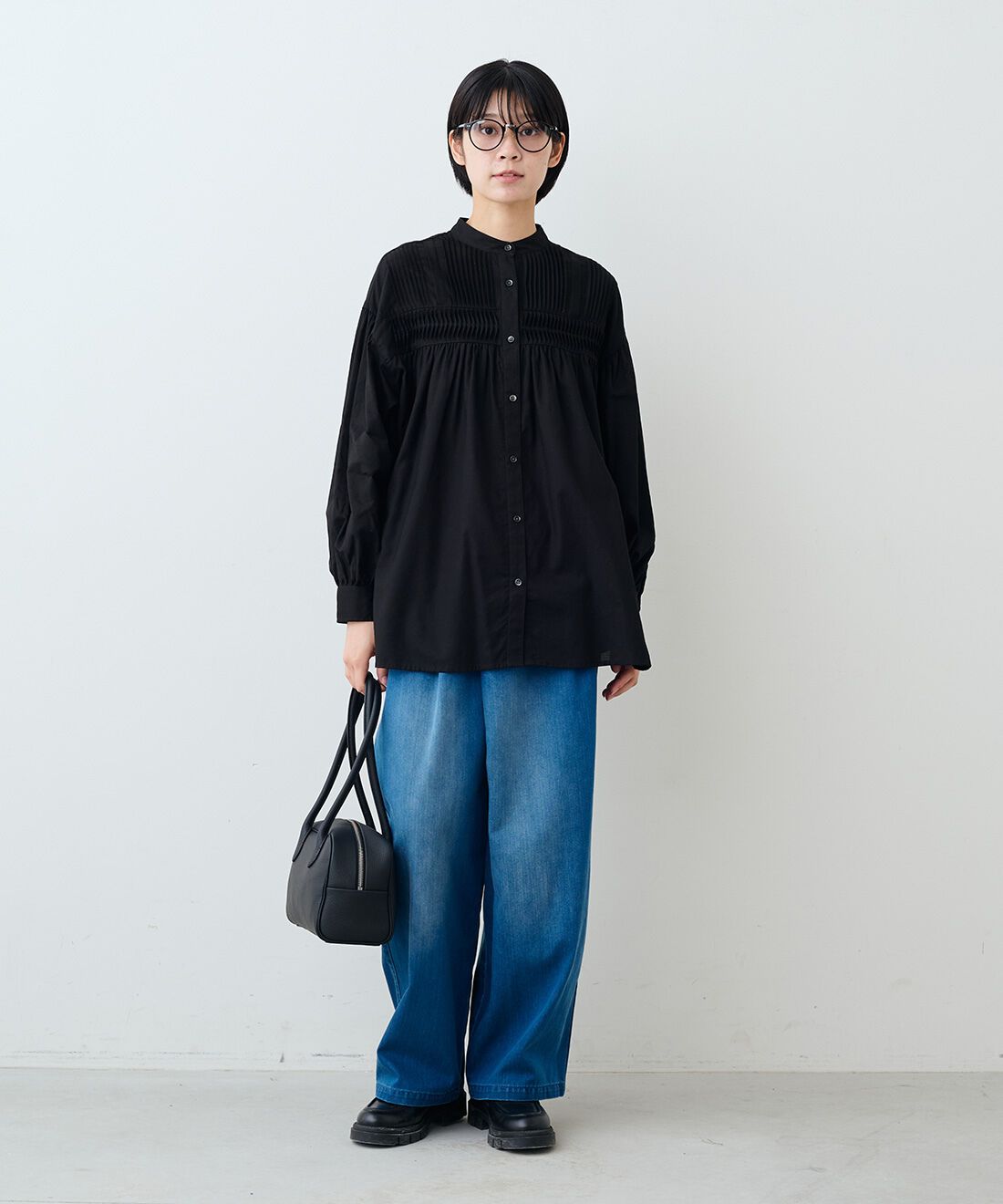 THREE FIFTY STANDARD［スリーフィフティースタンダード］|ピンタックのオーバーブラウスＢＫ　ＴＦＳとラップデニムワイドパンツＴＦＳのコーディネート|モデル身長：163cm 着用サイズ：M