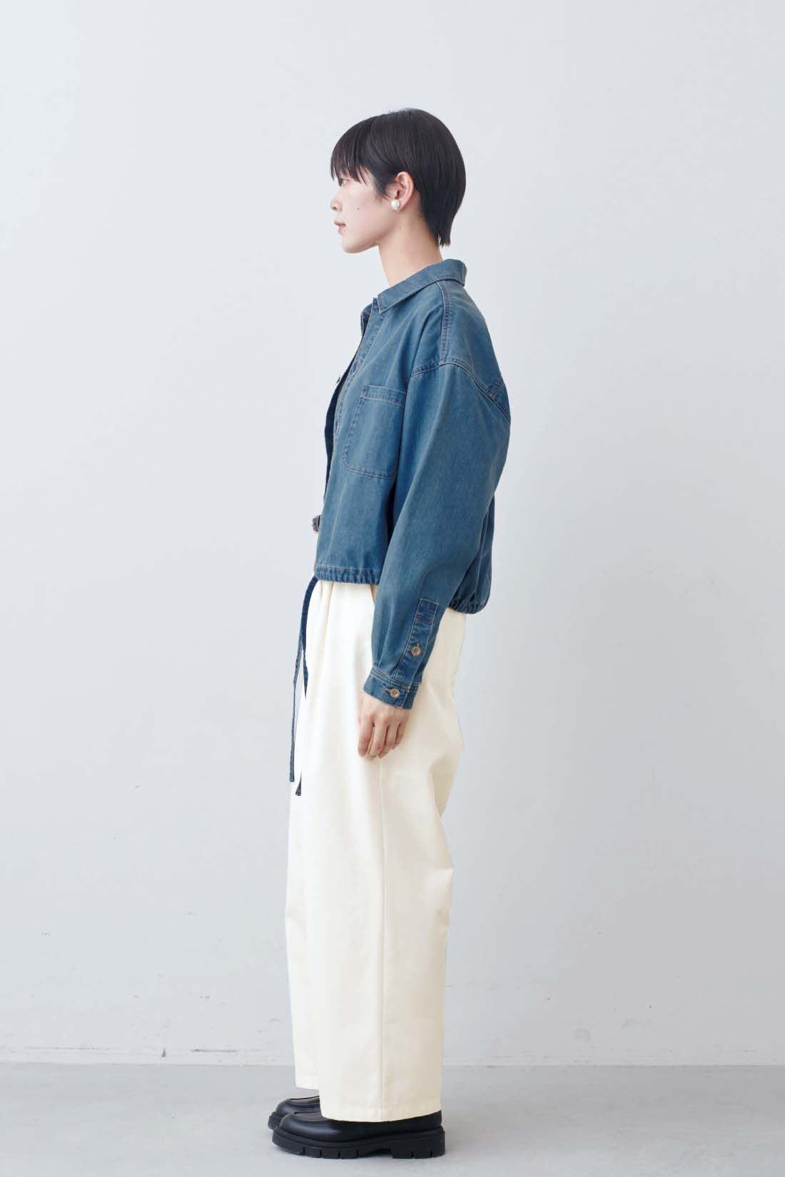 THREE FIFTY STANDARD|ライトデニムのシャツジャケットとカジュアルすぎないチノパンツ〈アイボリー〉のコーディネート