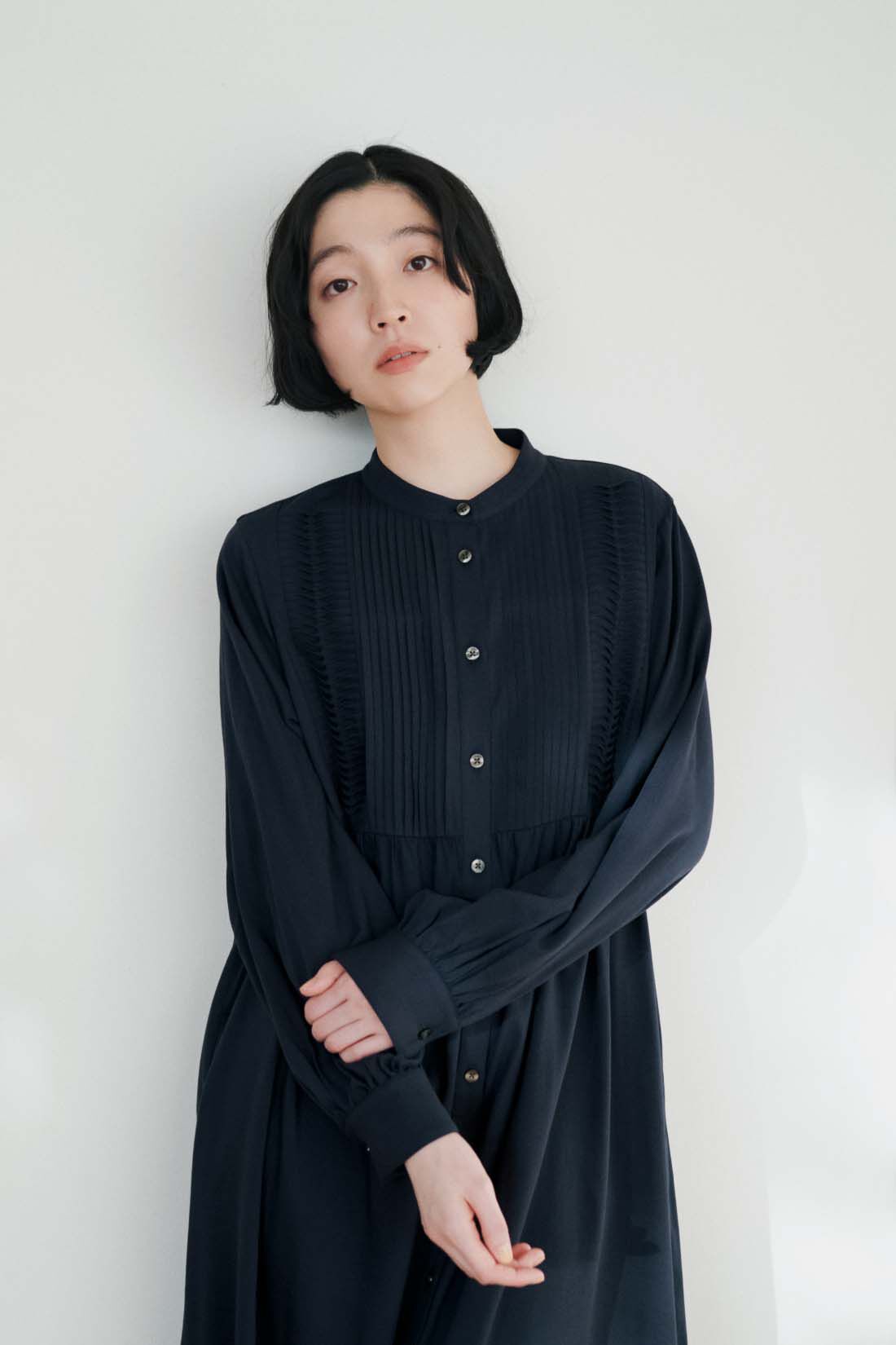 THREE FIFTY STANDARD|THREE FIFTY STANDARD　ピンタックのワンピース 〈ネイビー〉