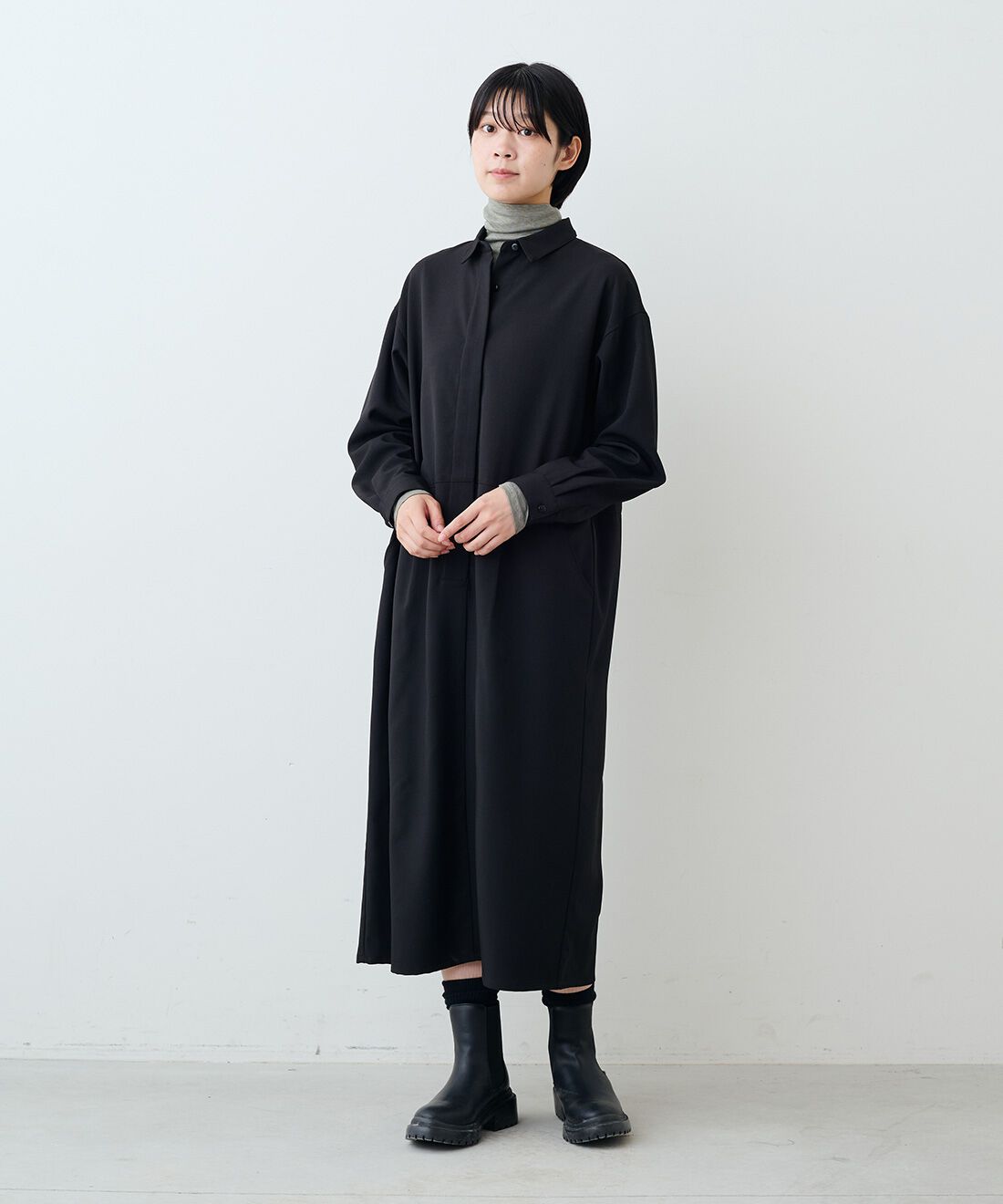 THREE FIFTY STANDARD［スリーフィフティースタンダード］|ボックスシルエットの比翼ワンピースＢＫ　ＴＦＳのコーディネート|モデル身長：163cm 着用サイズ：M