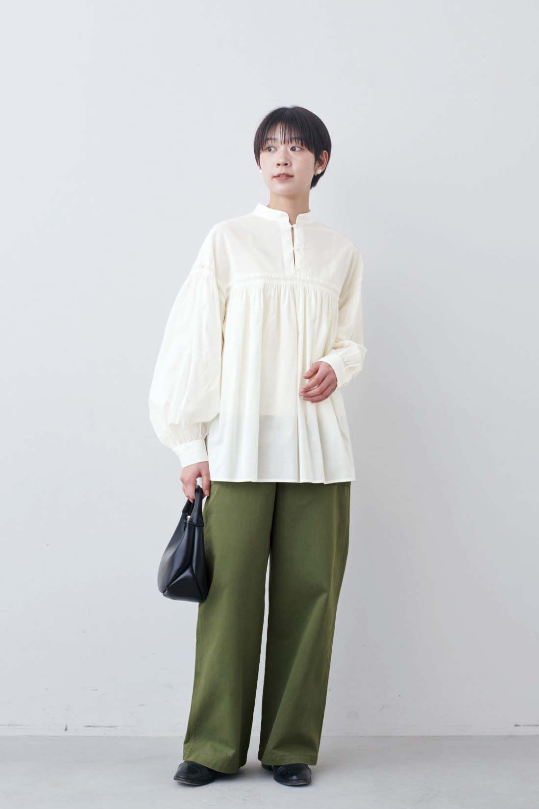 THREE FIFTY STANDARD|ピコ刺繍のコットンギャザーブラウス〈オフホワイト〉とガラスパールのイヤアクセサリーのコーディネート