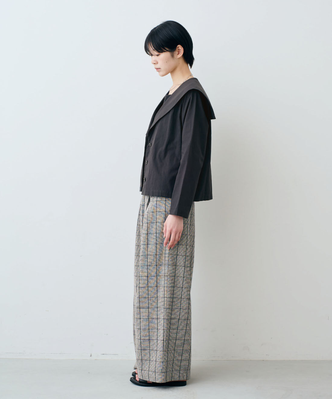 THREE FIFTY STANDARD|小谷 実由さんコラボ 綿100％ 国産生地 セーラーシャツカーデジャケット 〈ブラック〉と綿混 ベア天じく ブラキャミソールと綿100％ モノトーンチェック ワイドパンツのコーディネート