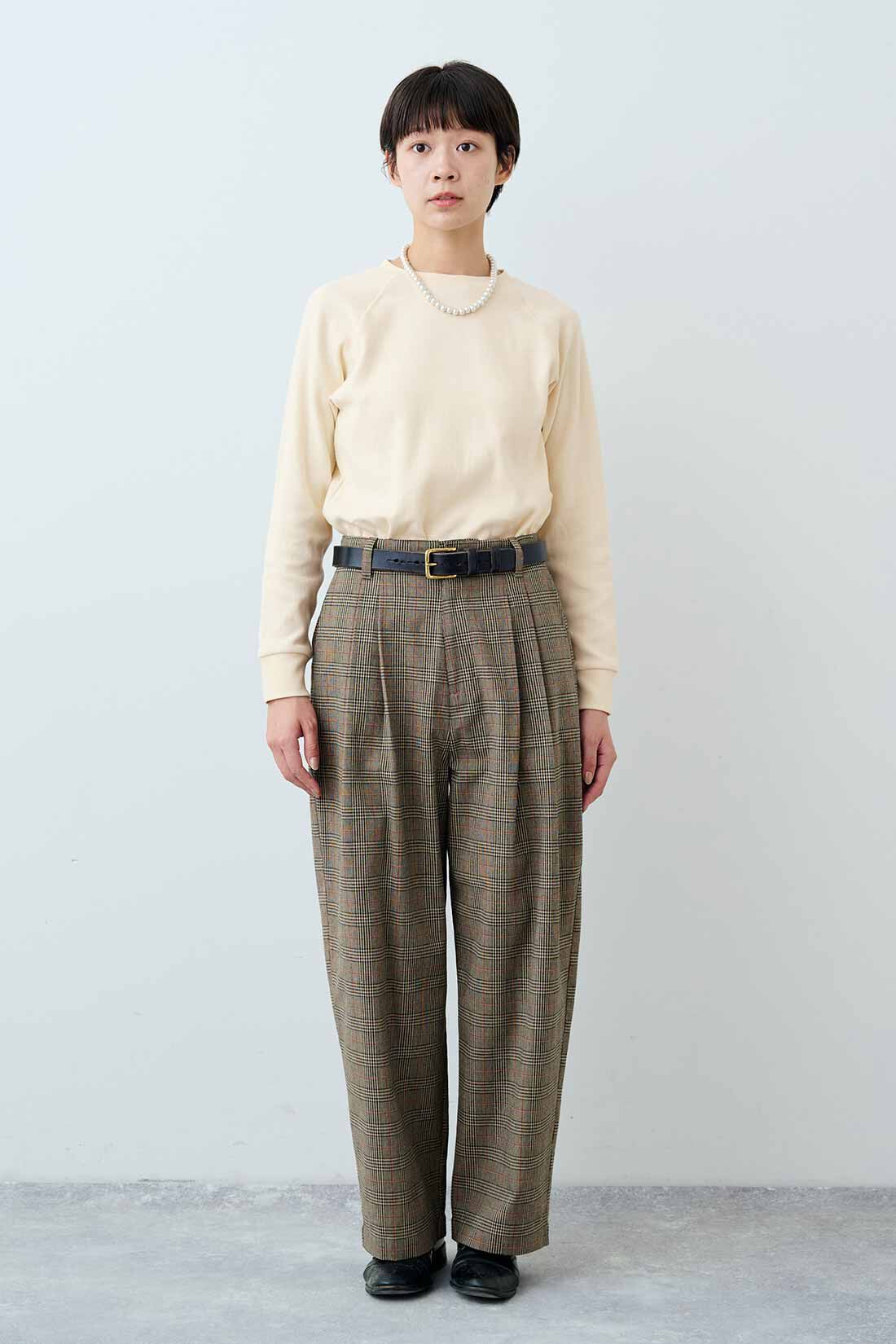 THREE FIFTY STANDARD|フライス編みのストレッチラグランスリーブTシャツの会とオレンジラインのチェックパンツのコーディネート|モデル身長：163cm 着用サイズ：M