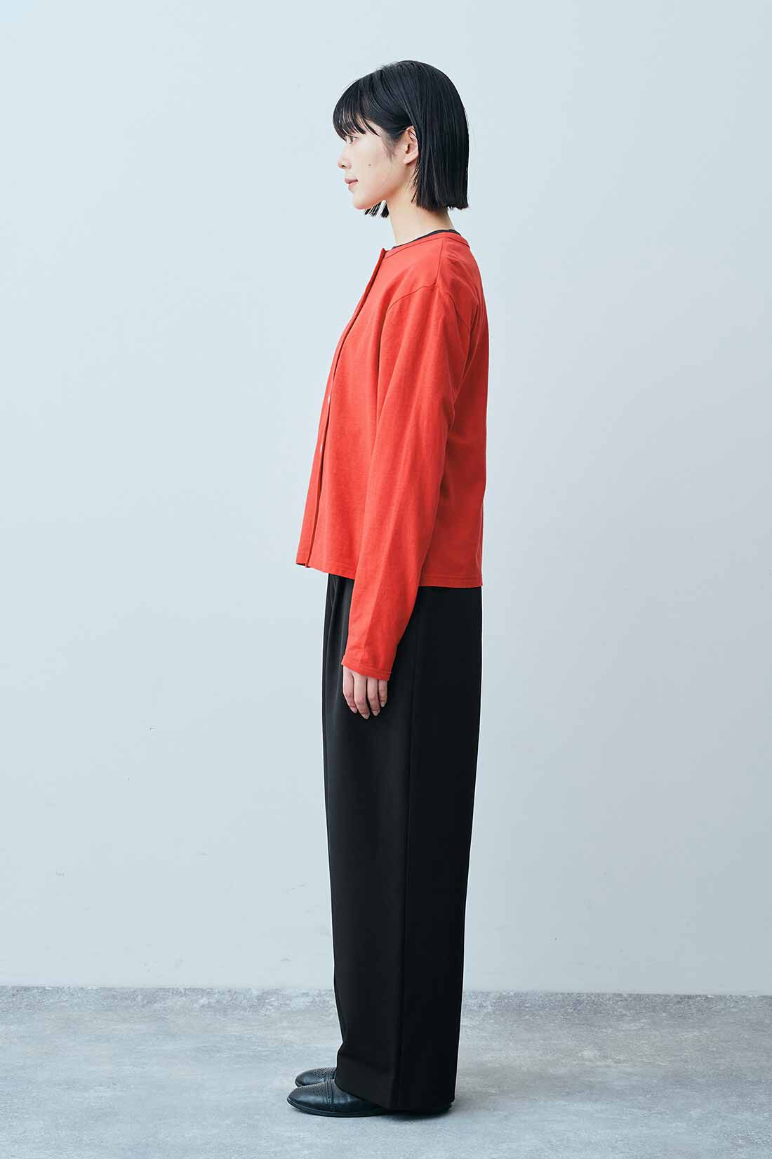 THREE FIFTY STANDARD|しわになりにくい タックパンツ〈ブラック〉のコーディネート|モデル身長：163cm 着用サイズ：M