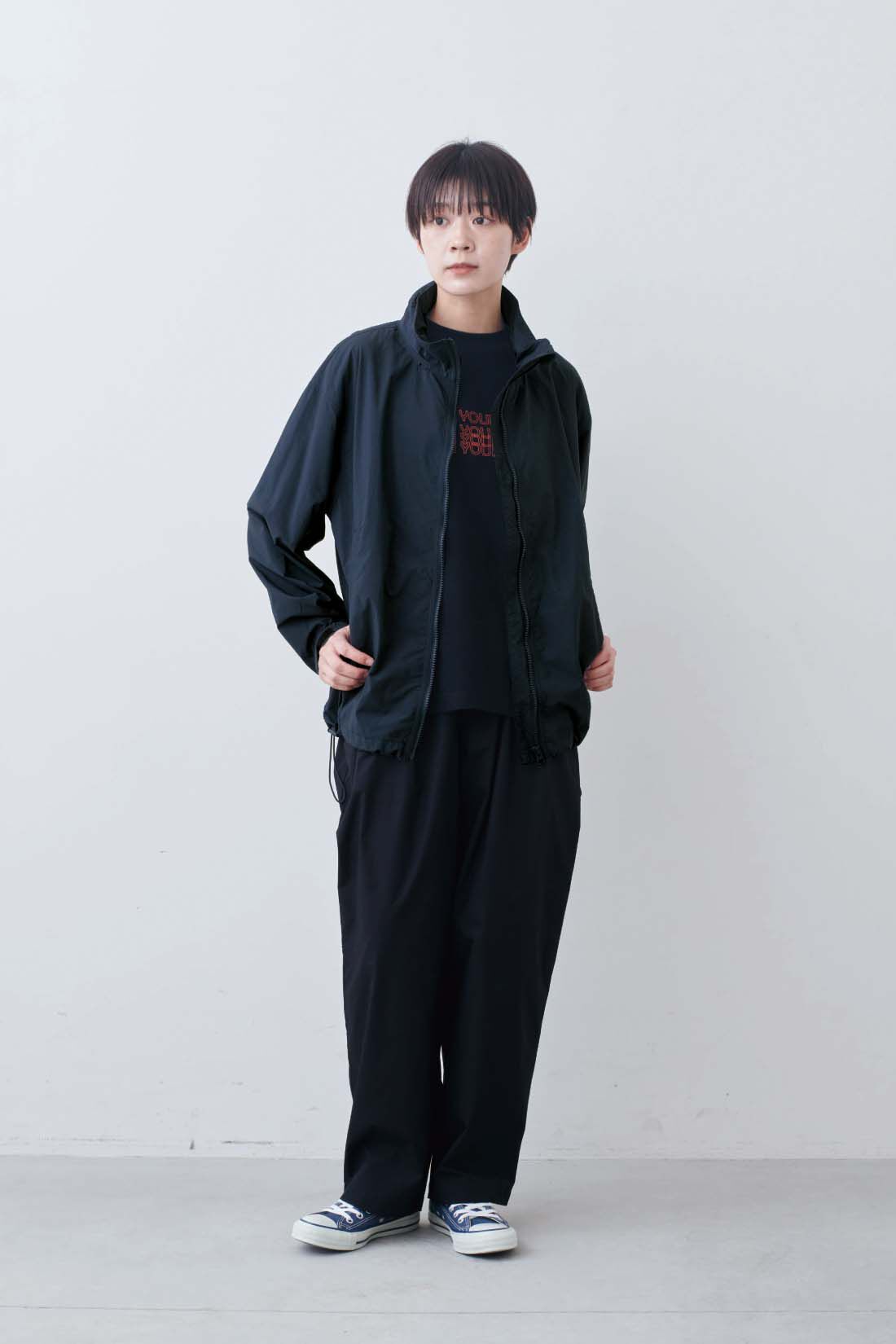 THREE FIFTY STANDARD|軽量 撥水ナイロンパーカー〈ネイビー〉と丸胴仕様のロゴプリントＴシャツ〈ブラック〉のコーディネート