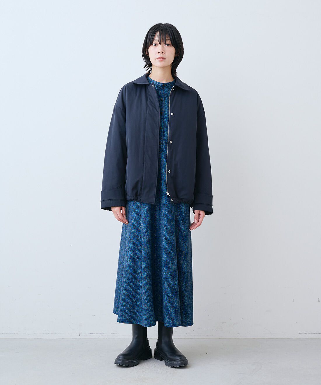 THREE FIFTY STANDARD|裏サーモライトキルトのブルゾン〈ネイビー〉とレザーのワイド ボストンバッグ〈ブラック〉のコーディネート