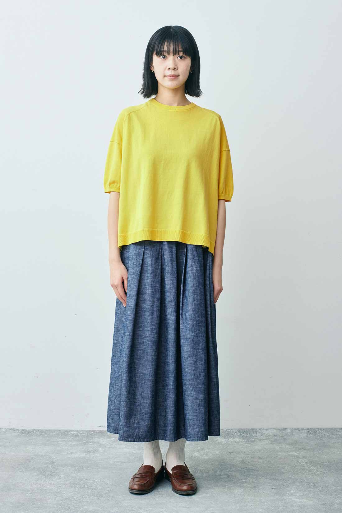 THREE FIFTY STANDARD|インディゴブルーのギャザースカート　ＴＦＳと色をきかせたソックスセットＴＦＳのコーディネート|モデル身長：163cm 着用サイズ：M