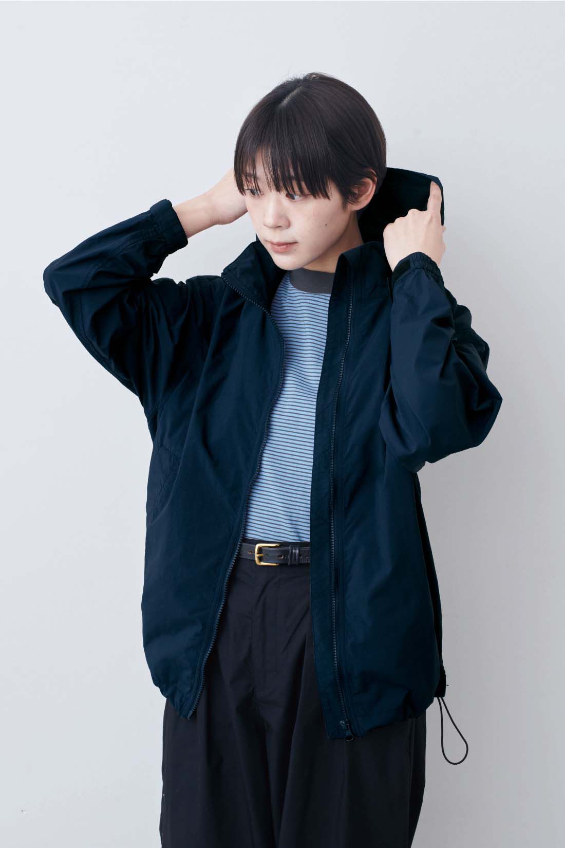 THREE FIFTY STANDARD|THREE FIFTY STANDARD　軽量ナイロンパーカー〈ネイビー〉|モデル身長：163cm　着用サイズ：M