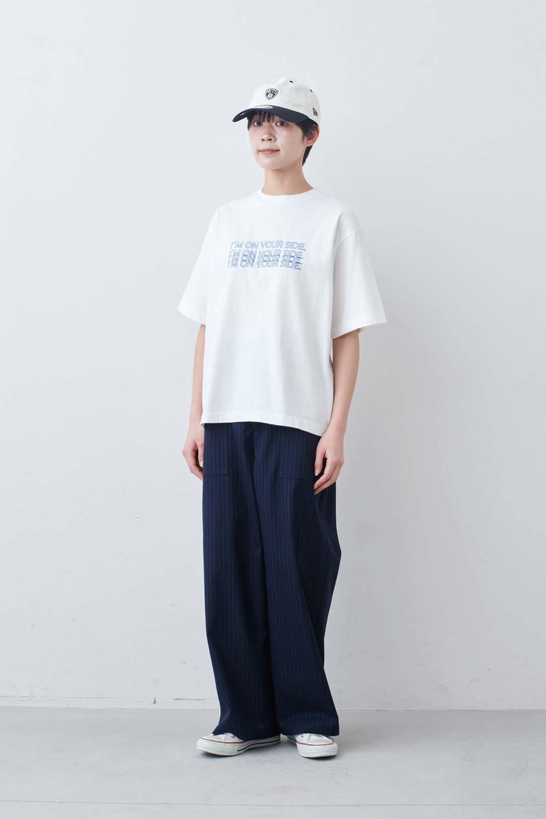 THREE FIFTY STANDARD|THREE FIFTY STANDARD　丸胴仕様のロゴプリントＴシャツ〈オフホワイト〉|モデル身長：163cm　着用サイズ：M