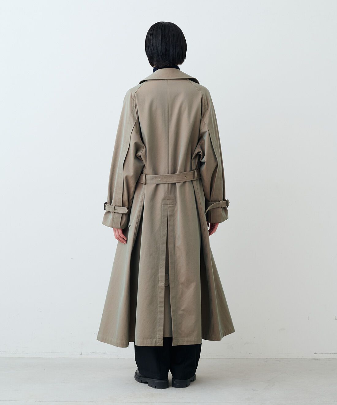 THREE FIFTY STANDARD|小谷 実由さんと作った玉虫トレンチコートTFSとコットン100%リブタートル TFSとタックテーパードパンツBK TFSとレザーのワイドボストンバッグBK TFSのコーディネート|モデル身長:163cm 着用サイズ:M THREE FIFTY STANDARD|小谷 実由さんと作った玉虫トレンチコートTFSとコットン100%リブタートル TFSとタックテーパードパンツBK TFSとレザーのワイドボストンバッグBK TFSのコーディネート|モデル身長:163cm 着用サイズ:M