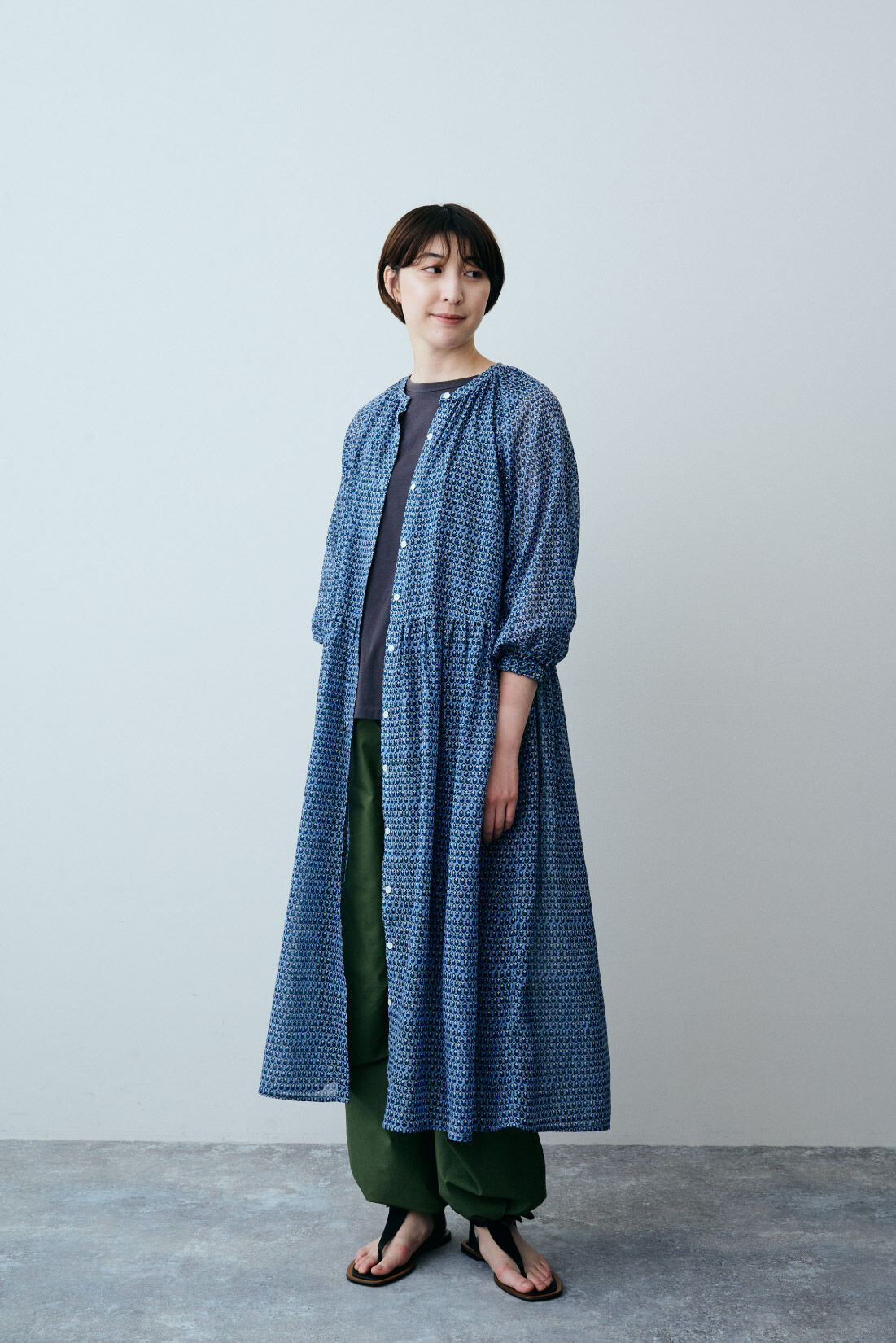 THREE FIFTY STANDARD|ノースリーブトップスＴＦＳとカーゴパンツミリタリーグリーン　ＴＦＳのコーディネート|モデル身長：163cm　着用サイズ：M