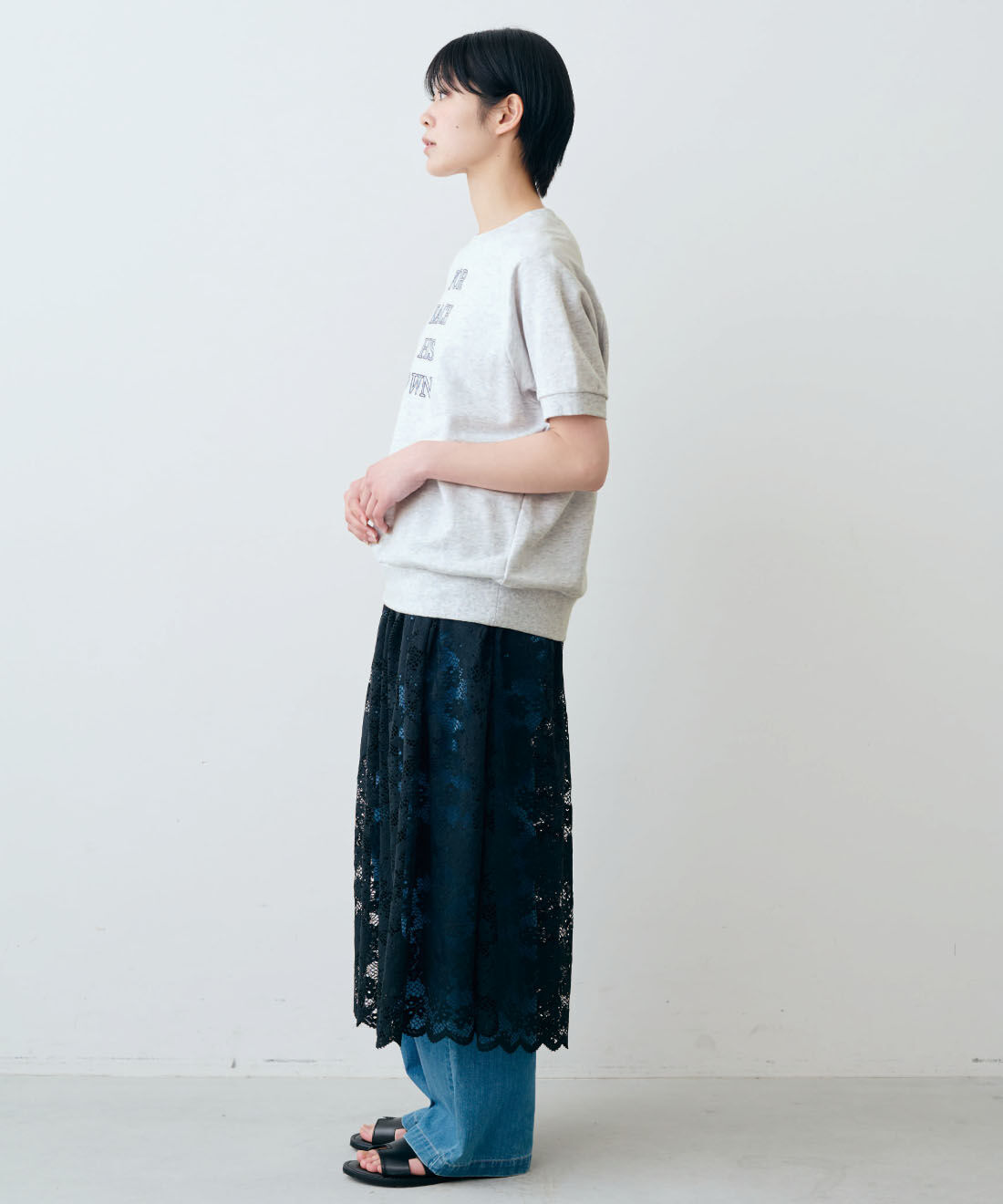 THREE FIFTY STANDARD|THREE FIFTY STANDARD　半袖ミニ裏毛のロゴトップス〈オートミール〉|モデル身長：163cm　着用サイズ：M