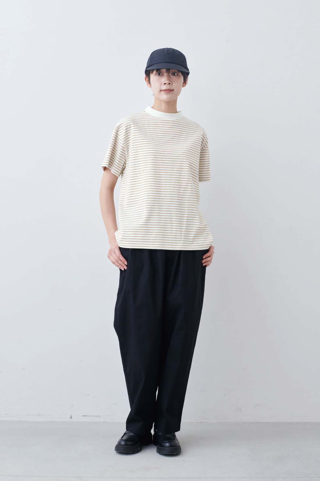 THREE FIFTY STANDARD|こだわりボーダーTシャツの会とアウトドアキャップ〈ブラック〉のコーディネート