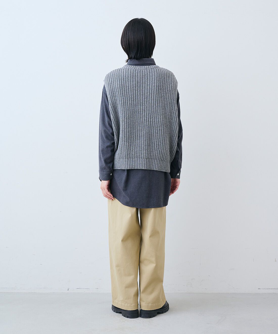 THREE FIFTY STANDARD|あったか起毛のネルシャツ〈ダーク杢グレー〉とすっきりノータックのチノパンツ〈ベージュ〉のコーディネート