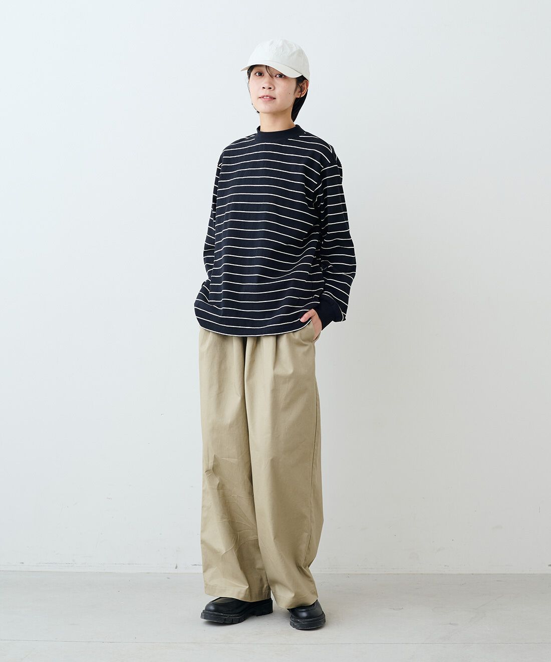 THREE FIFTY STANDARD［スリーフィフティースタンダード］|レトロなボーダーＴシャツ　ＴＦＳと綿麻タックイージーパンツカーキベージュ　ＴＦＳのコーディネート|モデル身長：163cm 着用サイズ：M