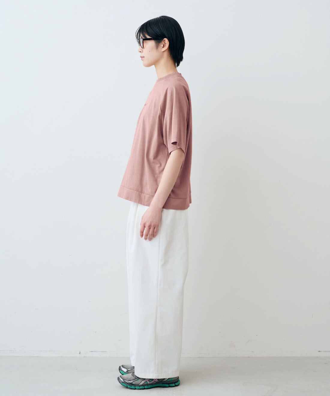 THREE FIFTY STANDARD|THREE FIFTY STANDARD　ピグメント加工のロゴプリントＴシャツの会|モデル身長：163cm　着用サイズ：M