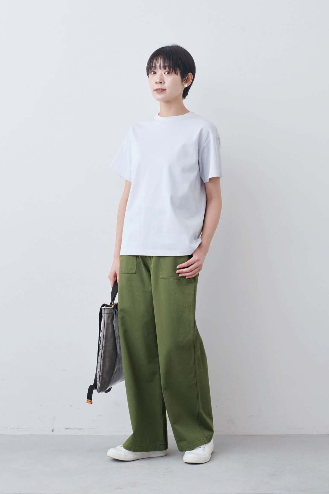THREE FIFTY STANDARD|THREE FIFTY STANDARD　シルキーな肌ざわりのベーシックなTシャツの会|モデル身長：163cm　着用サイズ：M