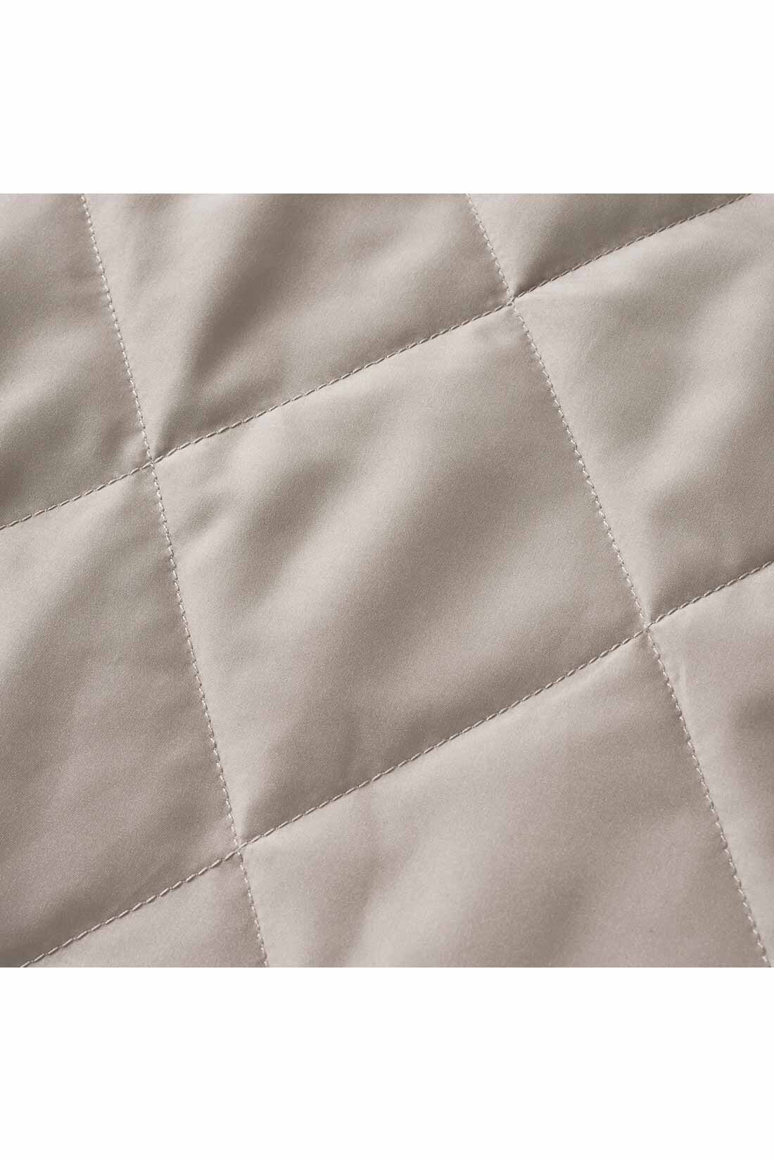THREE FIFTY STANDARD|THREE FIFTY STANDARD リバーシブルでも着られる 中わたベスト〈チャコール×ベージュ〉|ほどよい厚みの素材感。ダイヤのキルティングが着こなしのアクセントに。