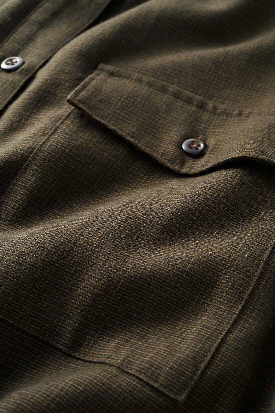 THREE FIFTY STANDARD|THREE FIFTY STANDARD ミニチェックのシャツワンピース〈カーキ〉|ほのかな光沢があって、しっとりとした質感が気持ちいい、セルロース混の播州織。生地を起毛させて、コットンならではのやわらかさと滑らかさをさらに引き出しています。