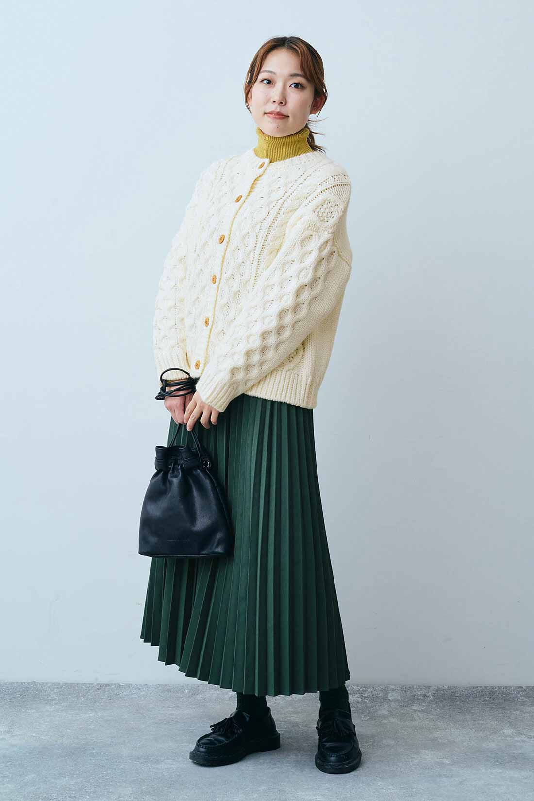 THREE FIFTY STANDARD|ケーブルニットカーディガンＴＦＳとフォレストグリーンのプリーツスカートＴＦＳのコーディネート