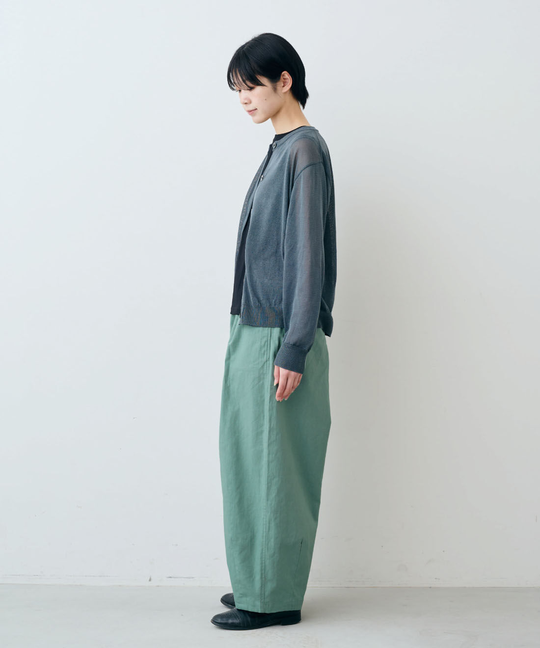 THREE FIFTY STANDARD［スリーフィフティースタンダード］|THREE FIFTY STANDARD　金子敦子さんと作ったグラスグリーンの麻混わくわくズボン|モデル身長：163cm　着用サイズ：M