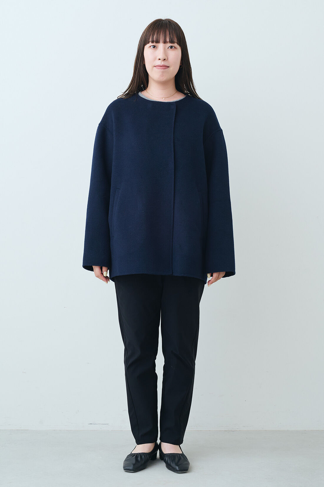 THREE FIFTY STANDARD|THREE FIFTY STANDARD リバー仕立てのウール混ノーカラーコート〈ネイビー〉|モデル身長：159cm　着用サイズ：M
