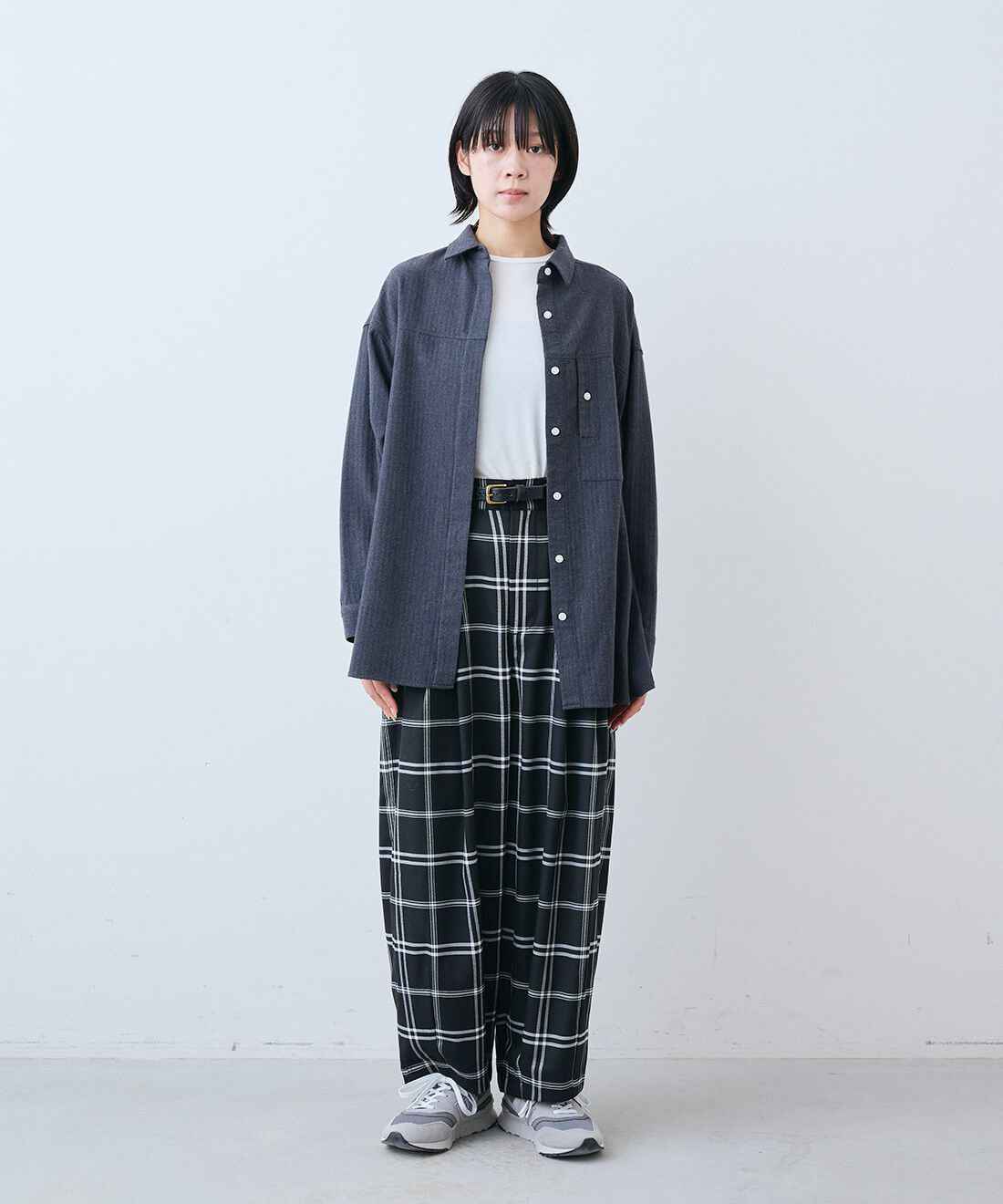 THREE FIFTY STANDARD|さらっとした肌触りのウール混Tシャツと金子敦子さんと作った チェックのズボン〈ブラック〉のコーディネート