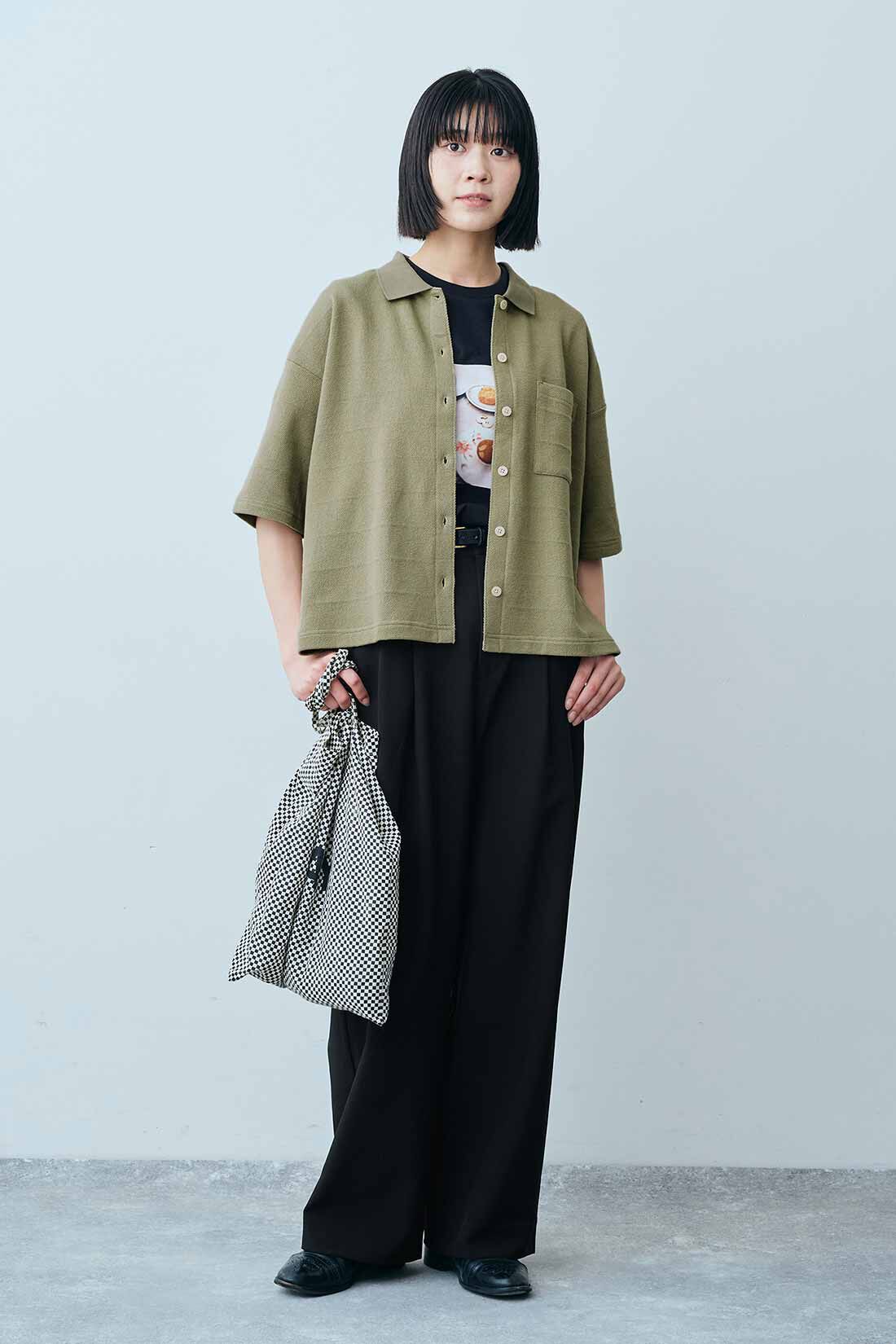 THREE FIFTY STANDARD|鬼カノコのカットソーシャツ〈カーキ〉としわになりにくい タックパンツ〈ブラック〉のコーディネート|モデル身長：163cm 着用サイズ：M
