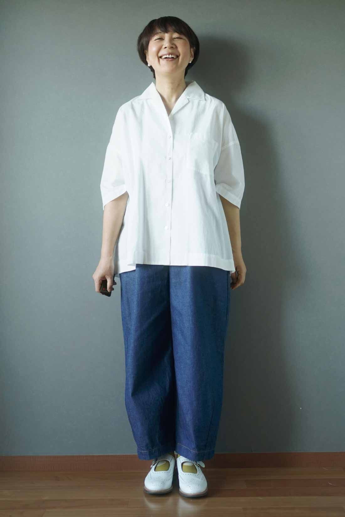 THREE FIFTY STANDARD|THREE FIFTY STANDARD 金子敦子さんと作った 8オンスのデニムズボン|「ビッグシャツとコクーンパンツのルーズなシルエットを、ホワイトとブルーの鮮やかなコントラストで引き締めました」。