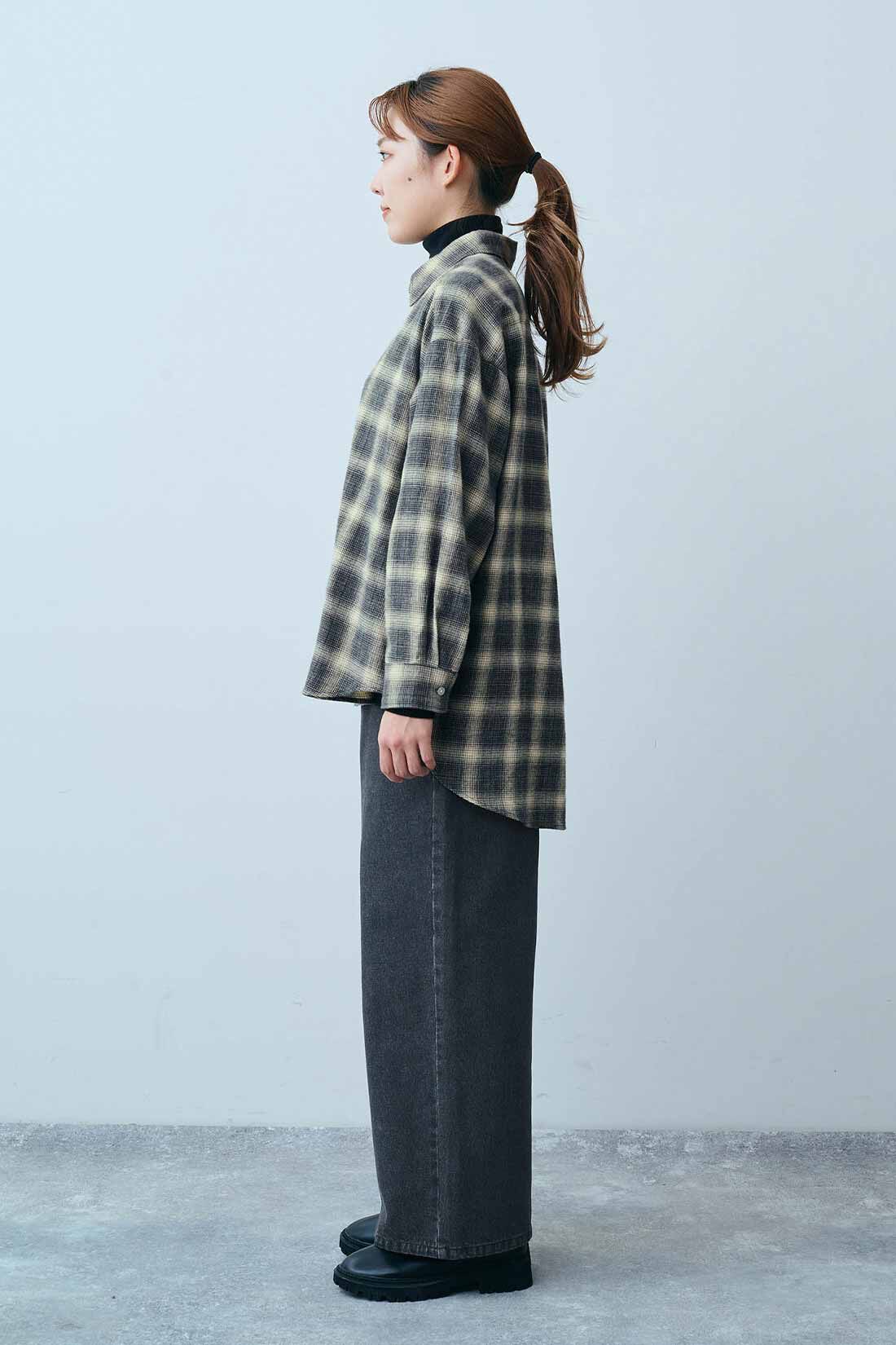THREE FIFTY STANDARD|THREE FIFTY STANDARD ブリーチ加工をほどこしたブラックデニムパンツ|モデル身長：165cm　着用サイズ：M