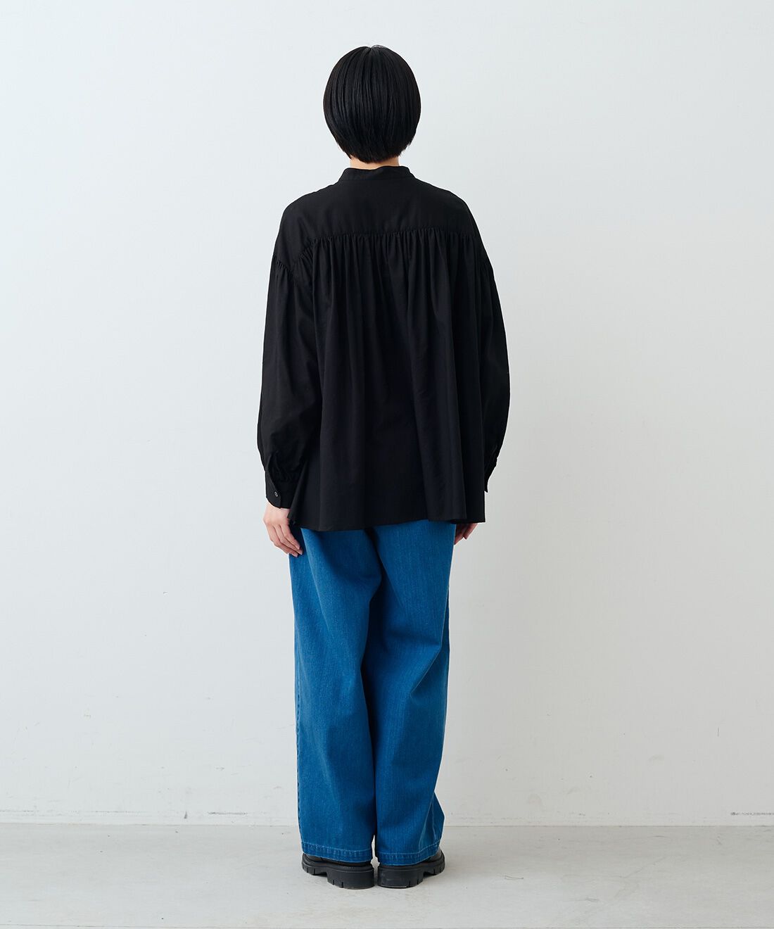 THREE FIFTY STANDARD［スリーフィフティースタンダード］|ピンタックのオーバーブラウスＢＫ　ＴＦＳとラップデニムワイドパンツＴＦＳのコーディネート|モデル身長：163cm 着用サイズ：M