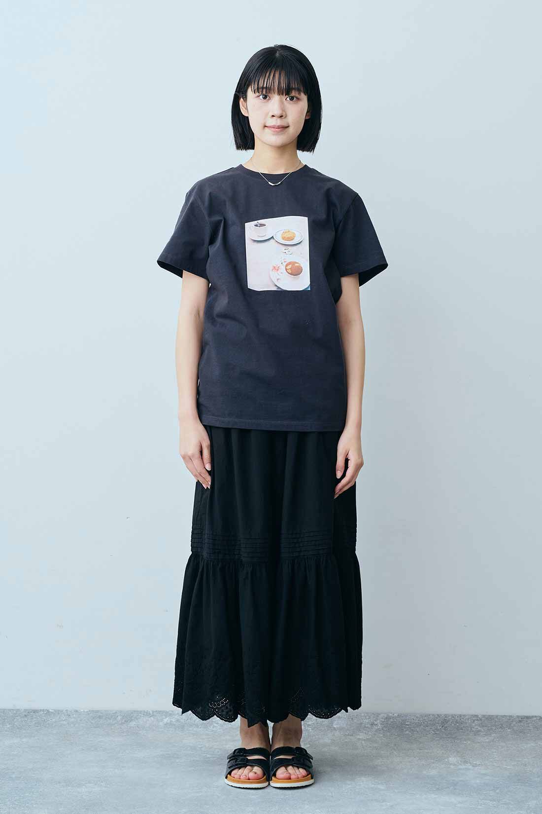 THREE FIFTY STANDARD|小谷実由さんコラボ フォトＴシャツ〈チャコールグレー〉とコットンレース スカート〈ブラック〉のコーディネート|モデル身長：163cm 着用サイズ：M