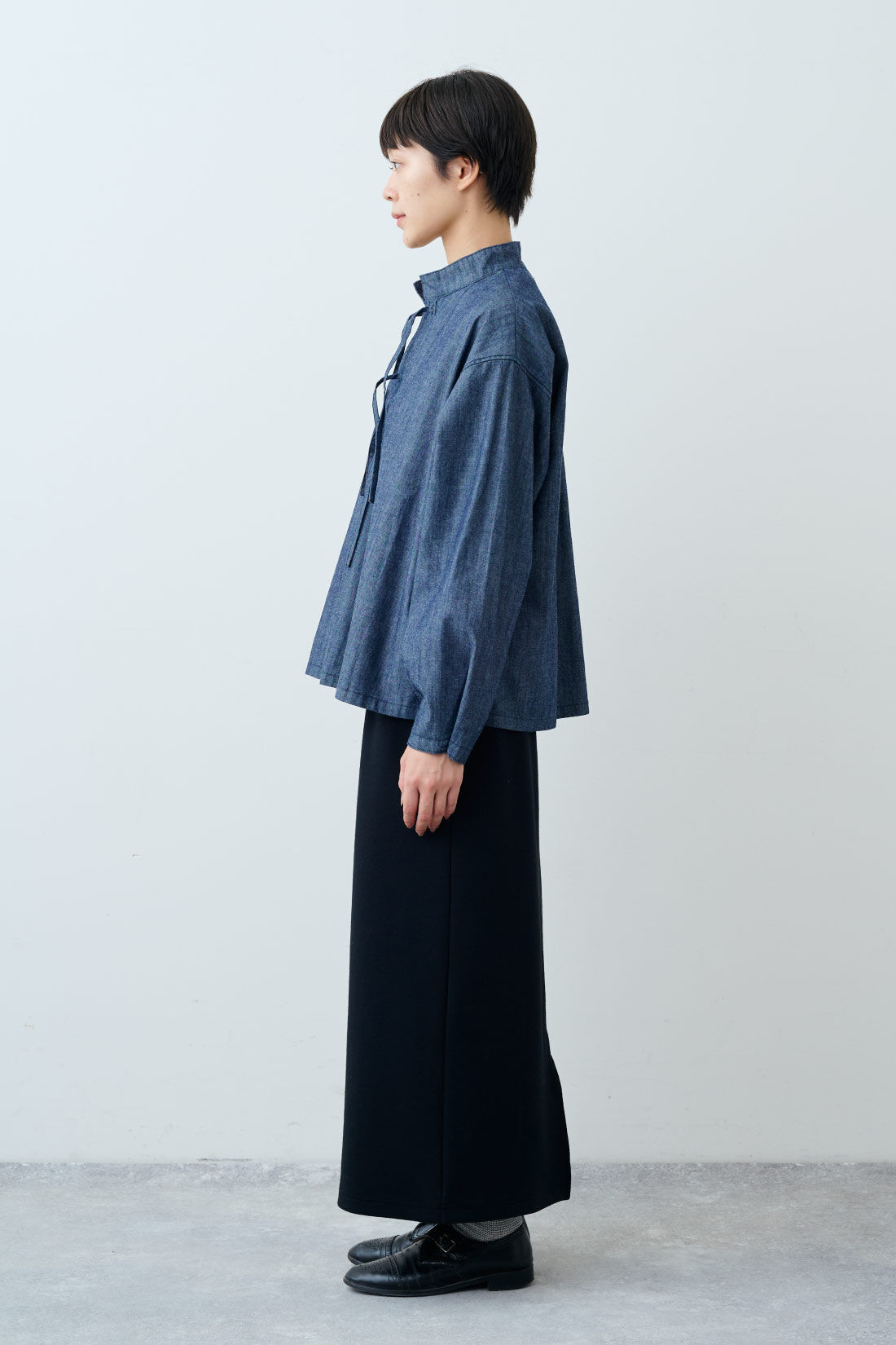 THREE FIFTY STANDARD|リボンデザインのデニムプルオーバーとフライス編みのストレッチラグランスリーブTシャツの会とダンボールニットのセットアップ〈ブラック〉のコーディネート|モデル身長:163cm 着用サイズ:M THREE FIFTY STANDARD|リボンデザインのデニムプルオーバーとフライス編みのストレッチラグランスリーブTシャツの会とダンボールニットのセットアップ〈ブラック〉のコーディネート|モデル身長:163cm 着用サイズ:M