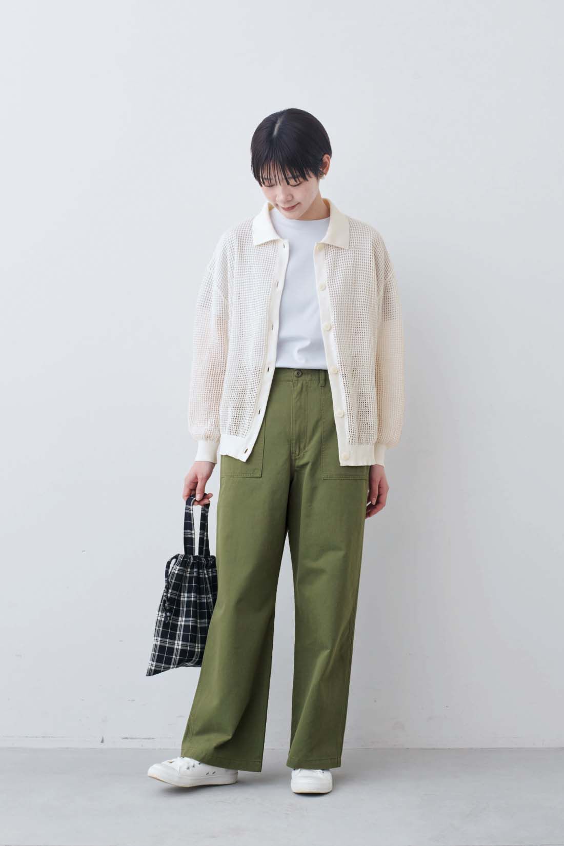 THREE FIFTY STANDARD|衿付きニット透かし編みカーディガン〈オフホワイト〉とシルキーな肌ざわりのベーシックなTシャツの会のコーディネート