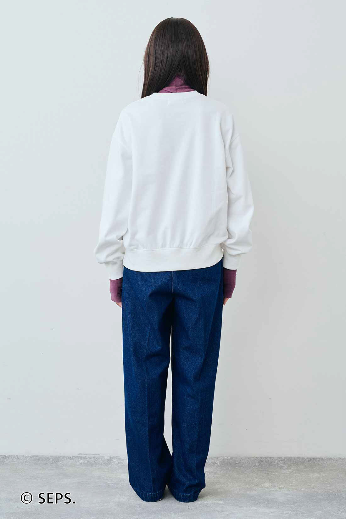 THREE FIFTY STANDARD|THREE FIFTY STANDARD Saturday Evening Post ヴィンテージライクプリントトレーナー〈オフホワイト〉|モデル身長：163cm　着用サイズ：M
