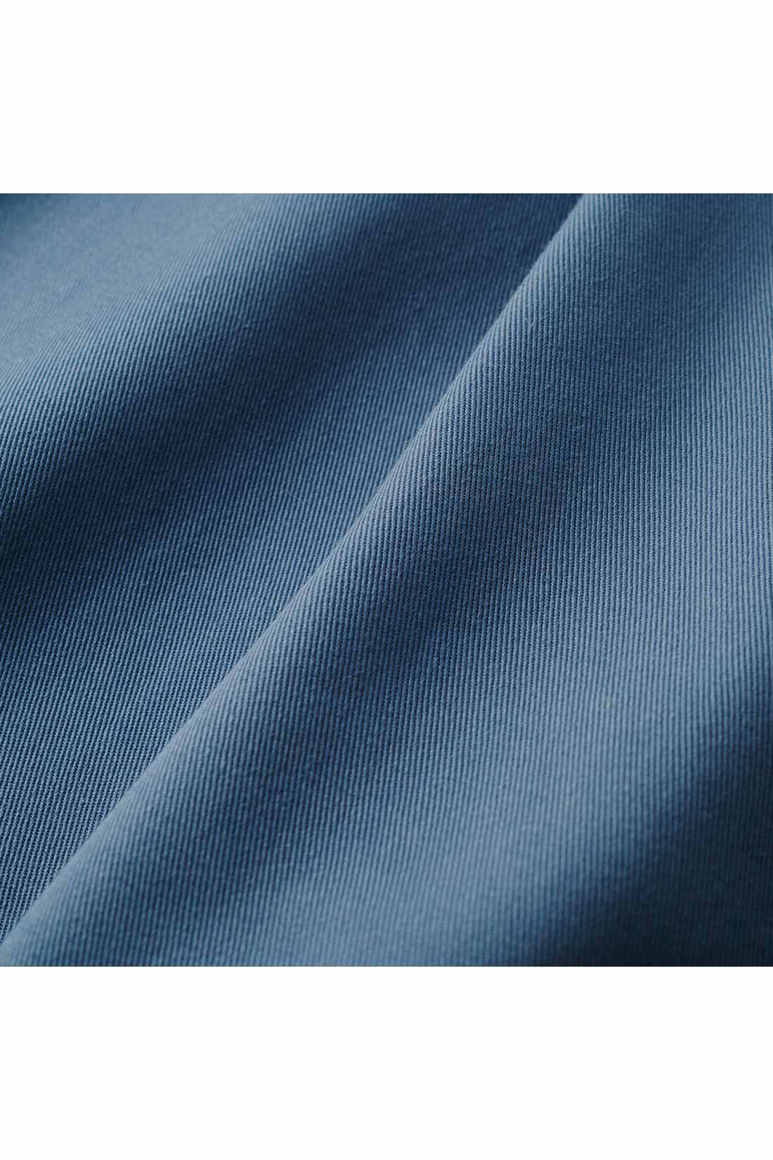 THREE FIFTY STANDARD|THREE FIFTY STANDARD　グレイッシュブルーのタックワイドパンツ|オールシーズン活躍する、しっかり張りのあるコットンポリエステル混のツイル生地です。